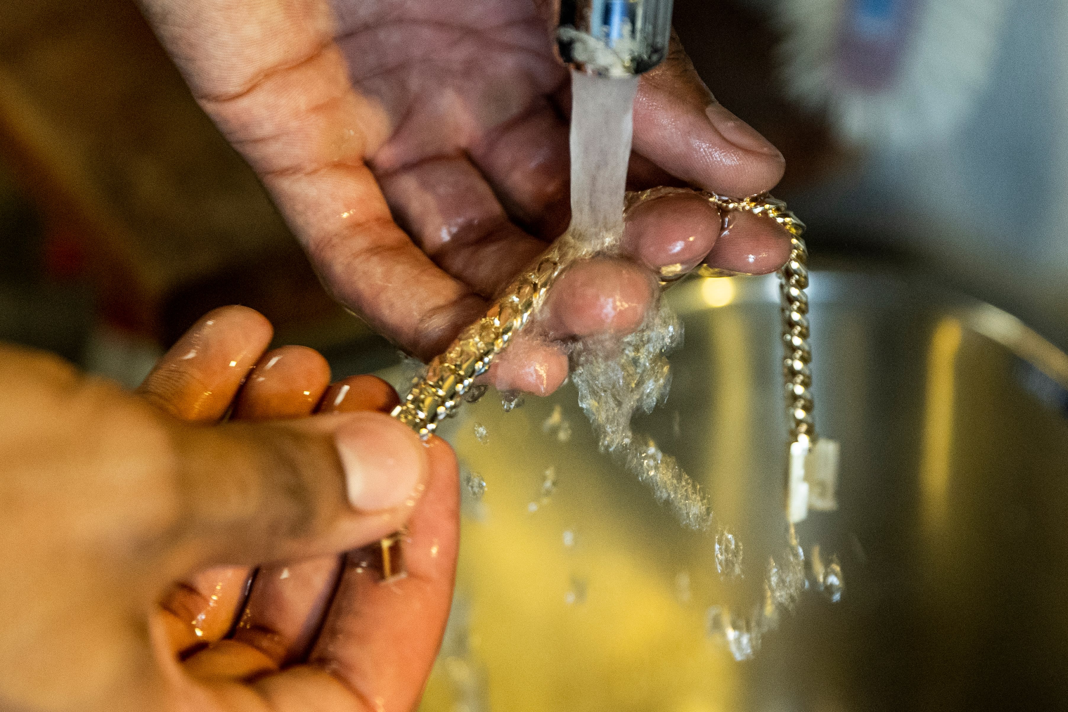 Selvlærte Marvin Noriode (25) selger «chains» og «bling» for millioner