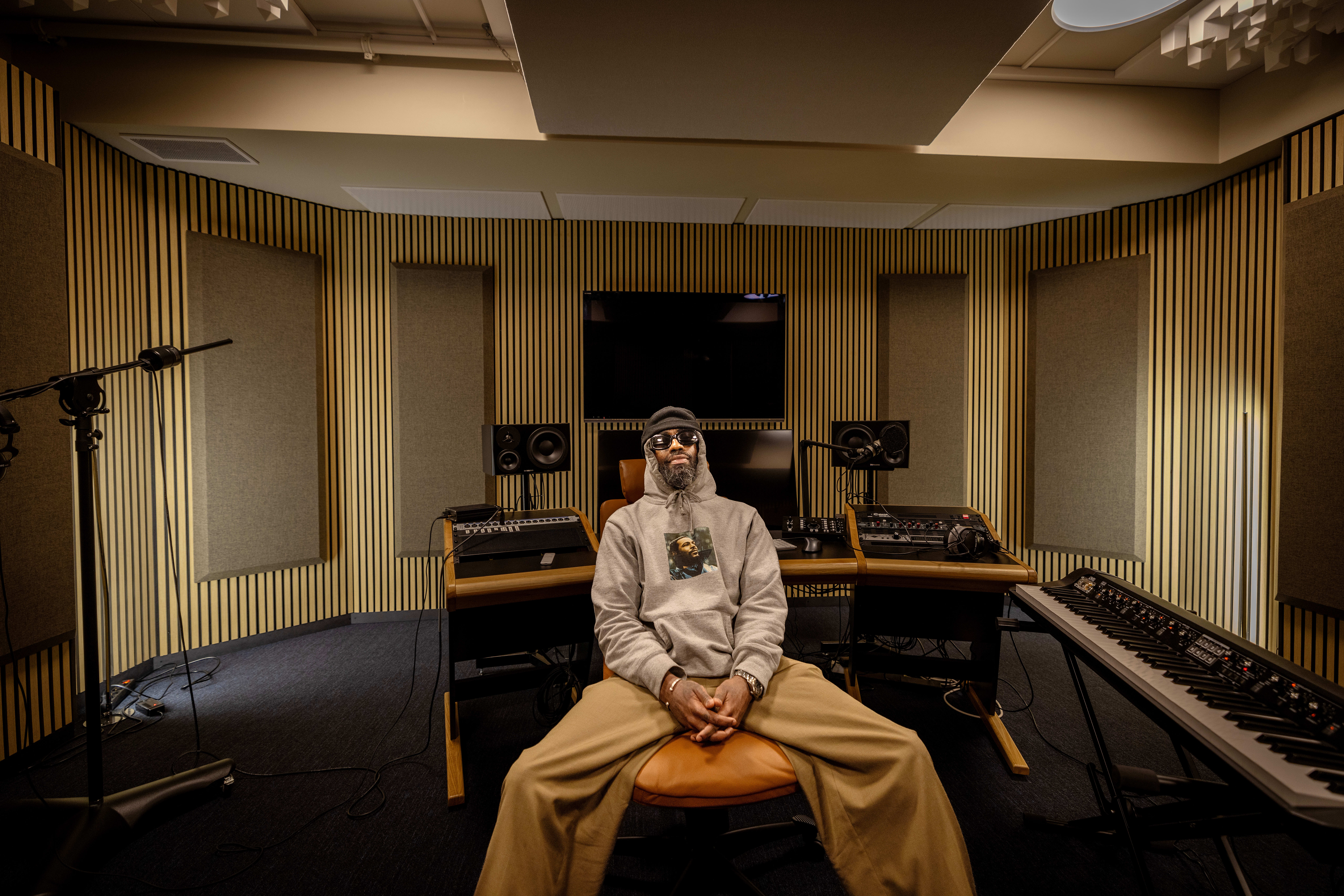 Arif jobber for tiden hardt i studio for å spikre nye, gode låter. 