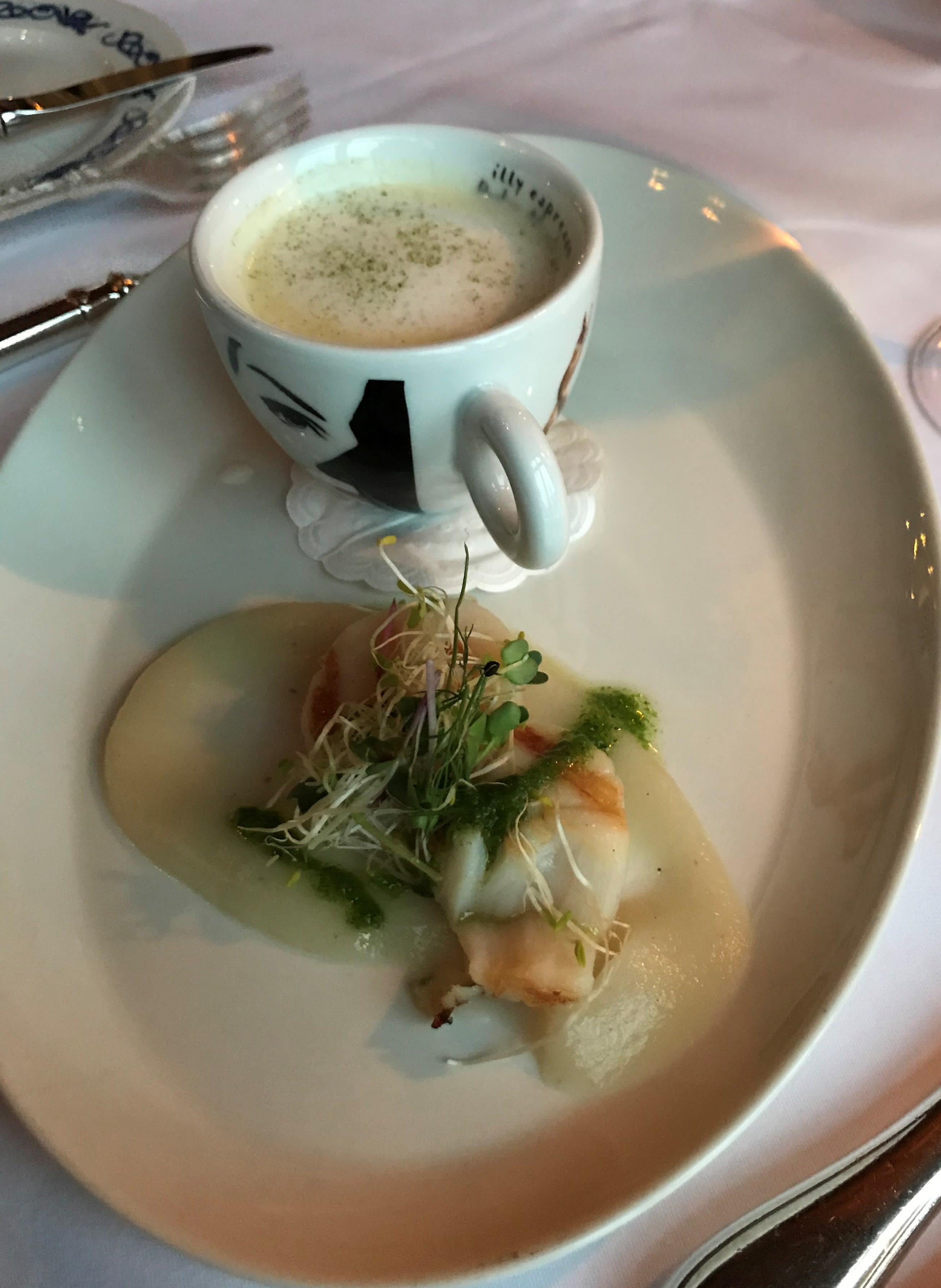 Jordskokksuppe med kamskjell.