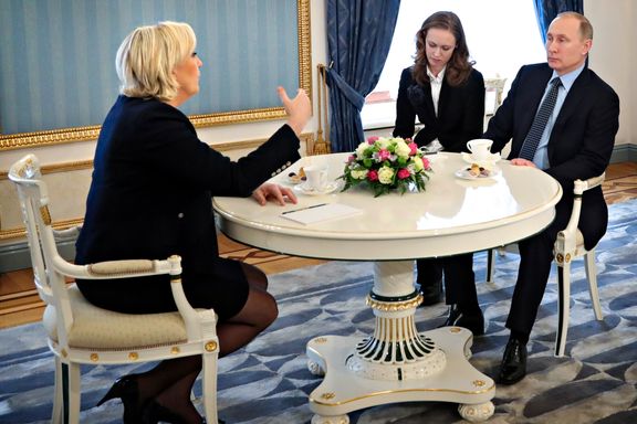 Marine Le Pen (t.v.) ønsker tettere samarbeid med Russland. Her møter hun Putin i Kreml. 