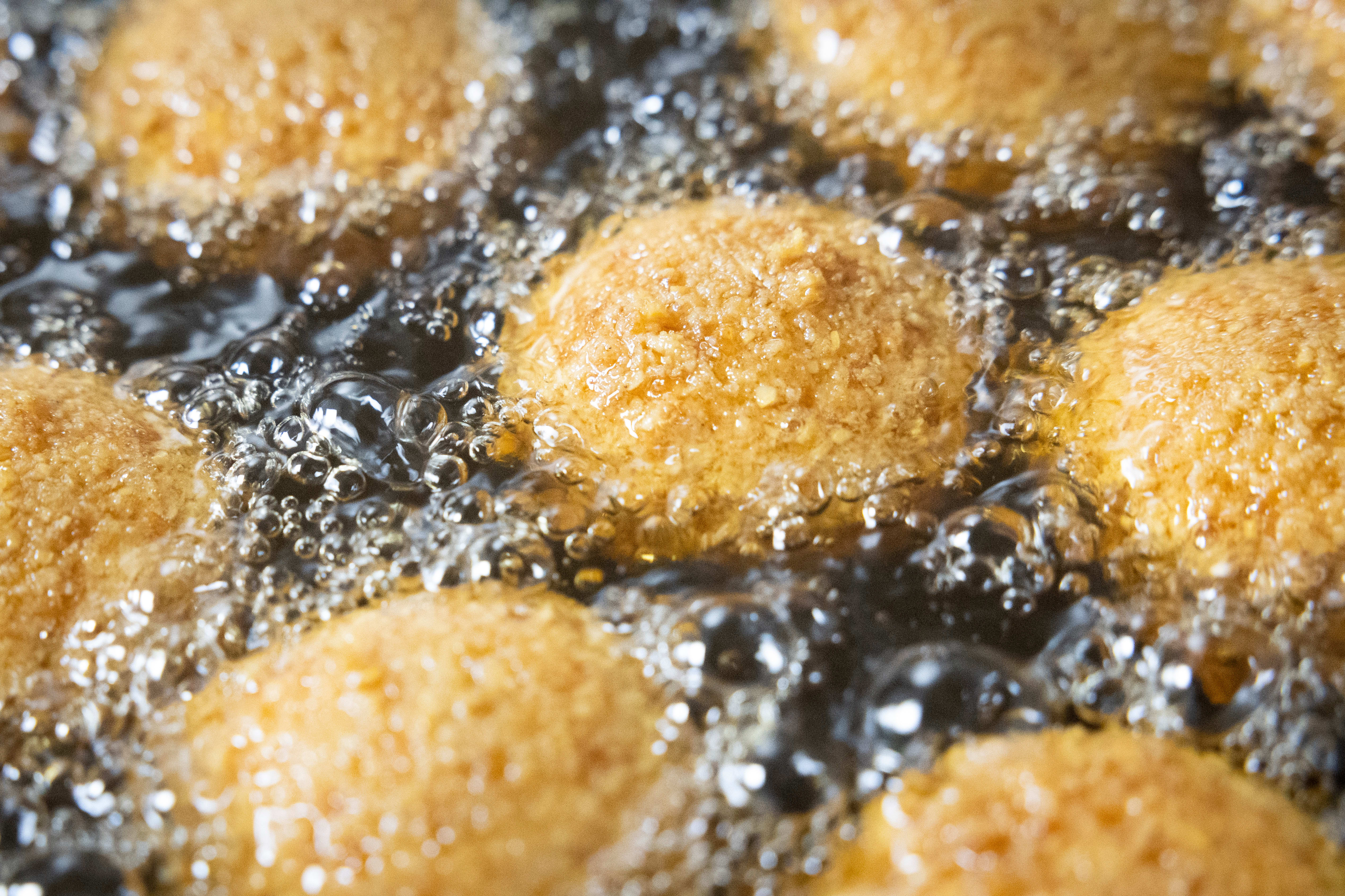 Falafelene friteres og moses lett før de havner i rullen.