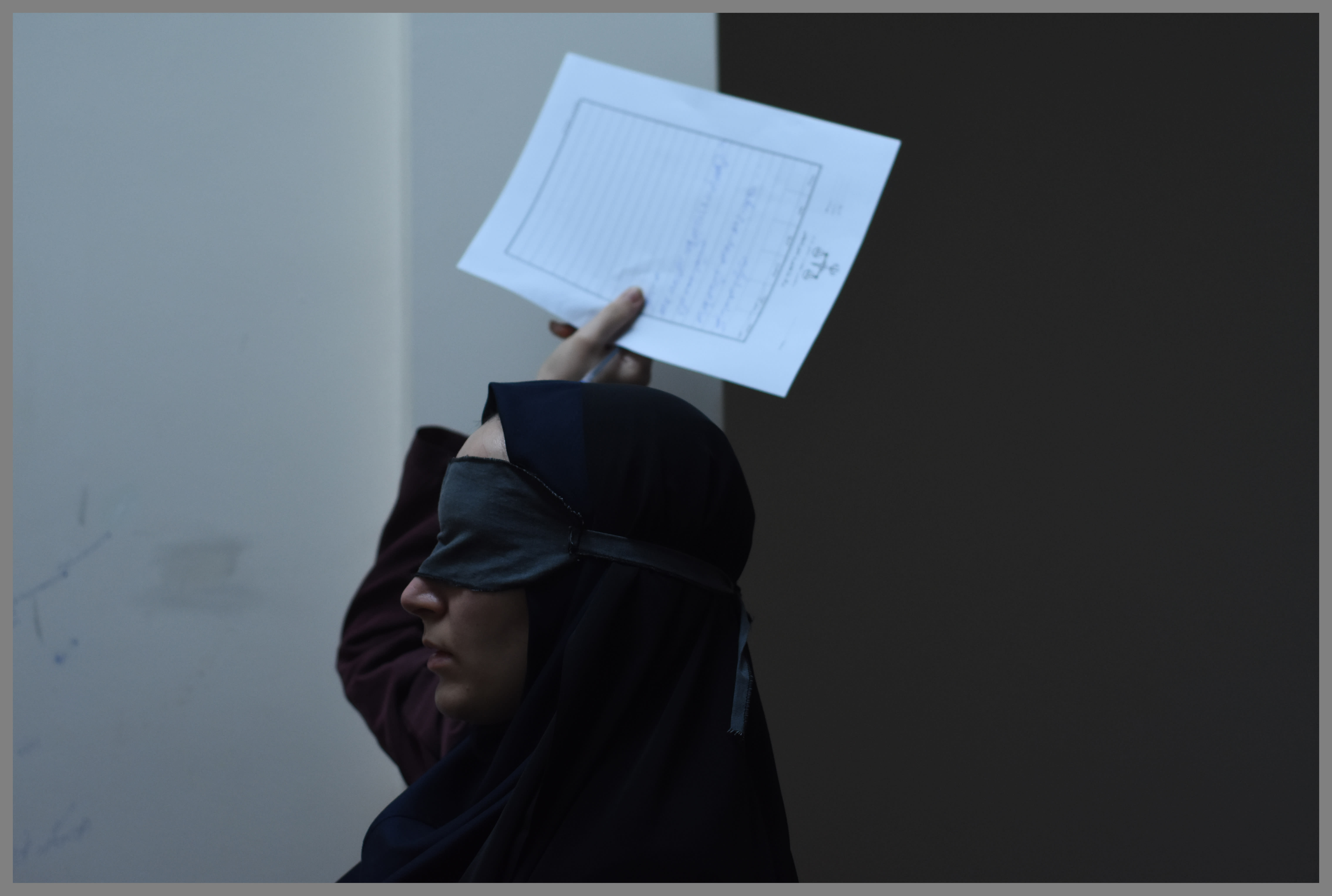 I filmen ser vi hvordan opprøret gradvis tar bolig i døtrene.