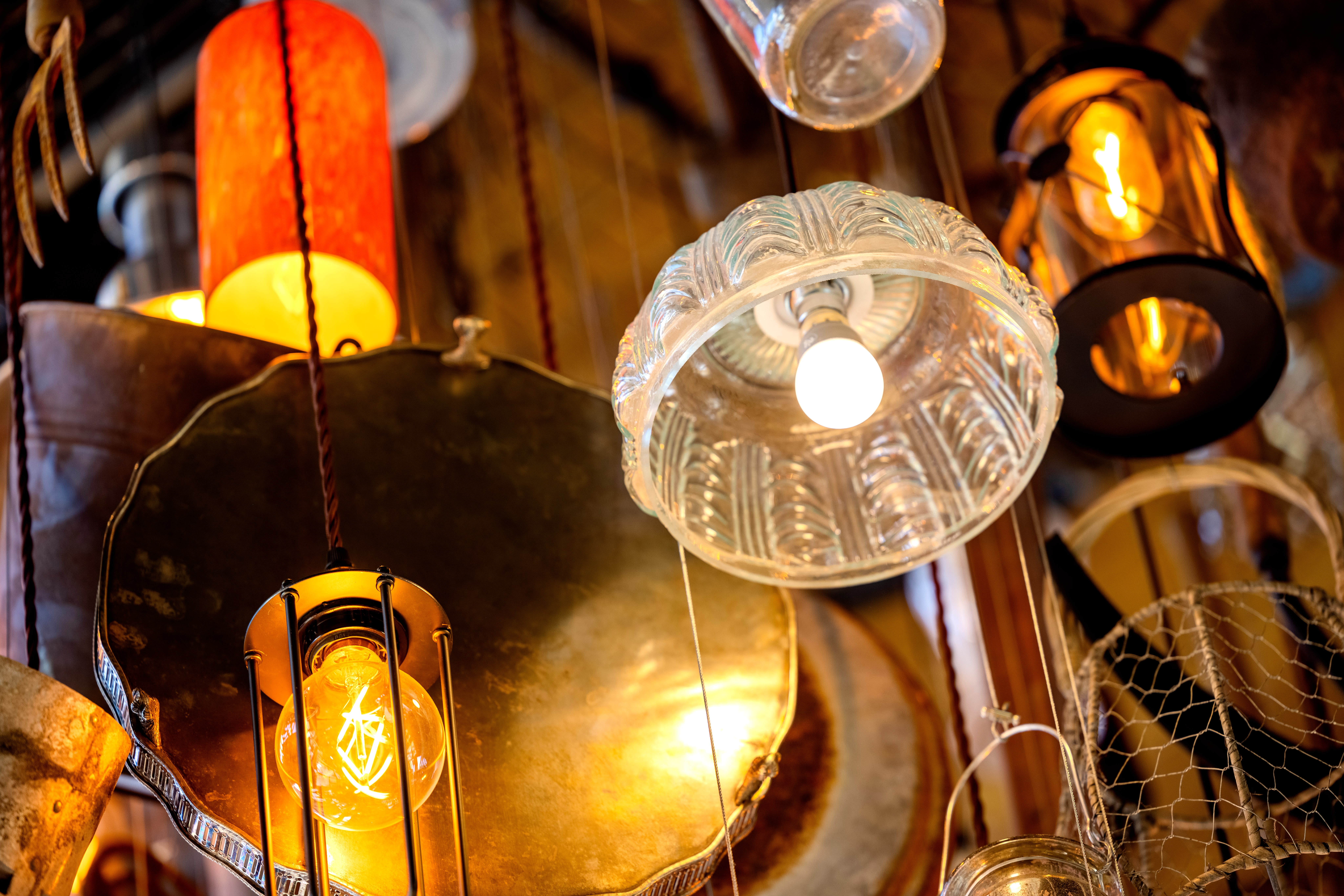 Stilig lampe inne i restauranten. 