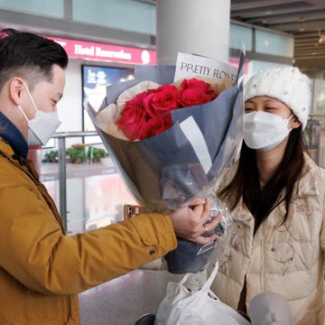 I én kinesisk provins er 90 prosent allerede smittet. Nå åpner Kina dørene for tilreisende.