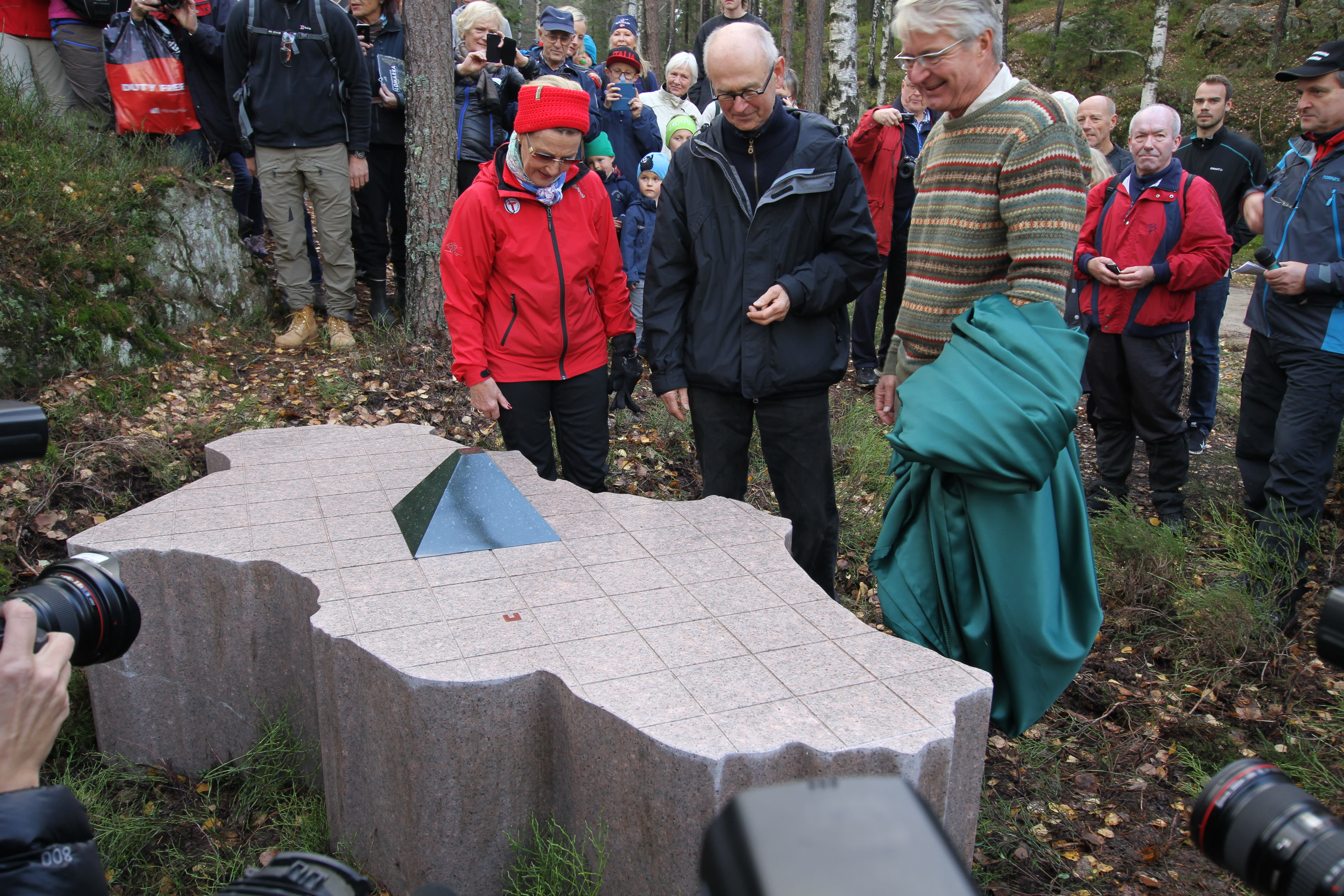 Dronning Sonja var tilstede for å avduke monumentet som markerer Oslo geografiske midtpunkt i 2014. Her sammen med daværende ordfører Fabian Stang og billedkunstner Jon Gundersen.