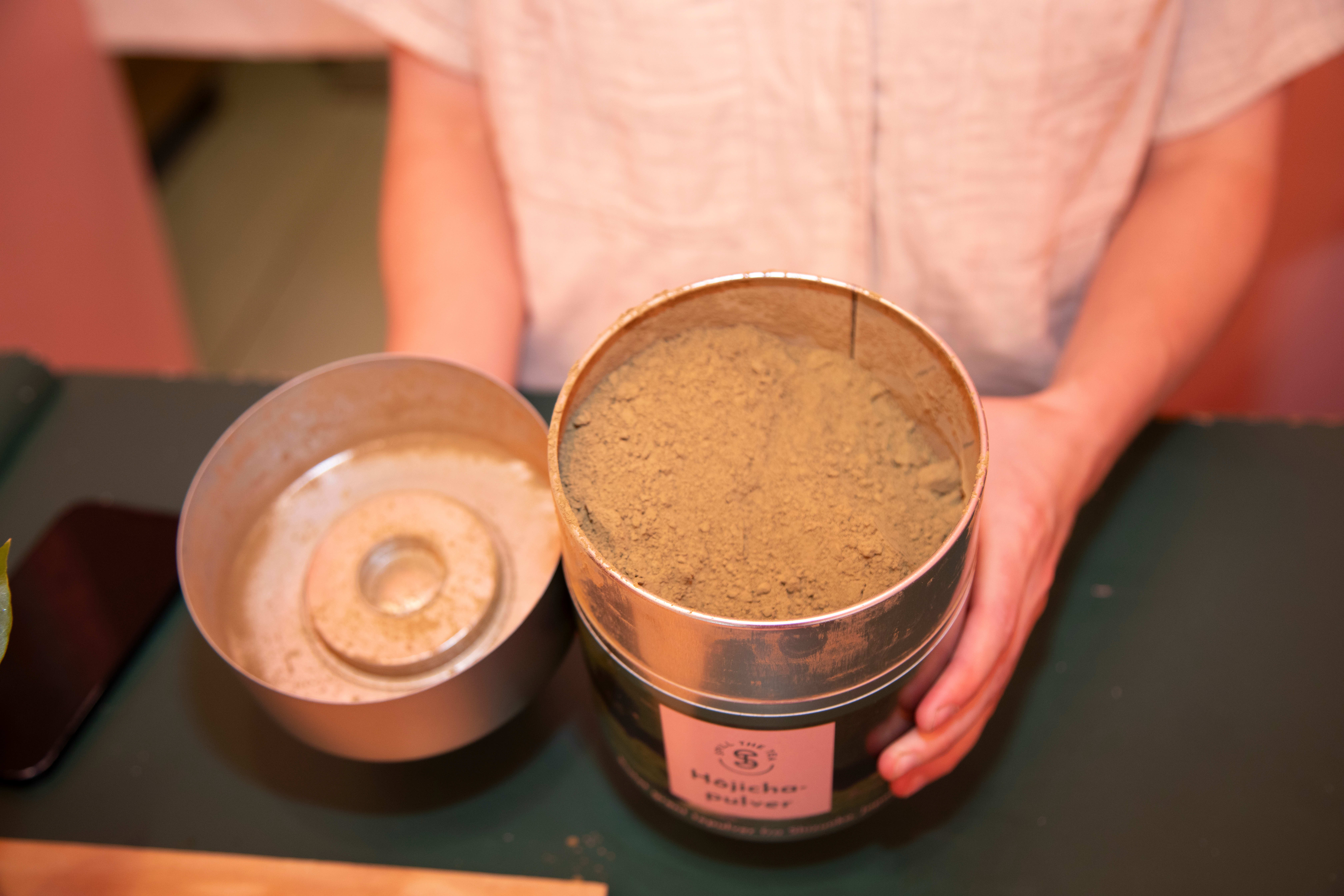 Hojicha har lavere koffeininnhold og egner seg godt til kveldsdrikking, forklarer Brenna. 