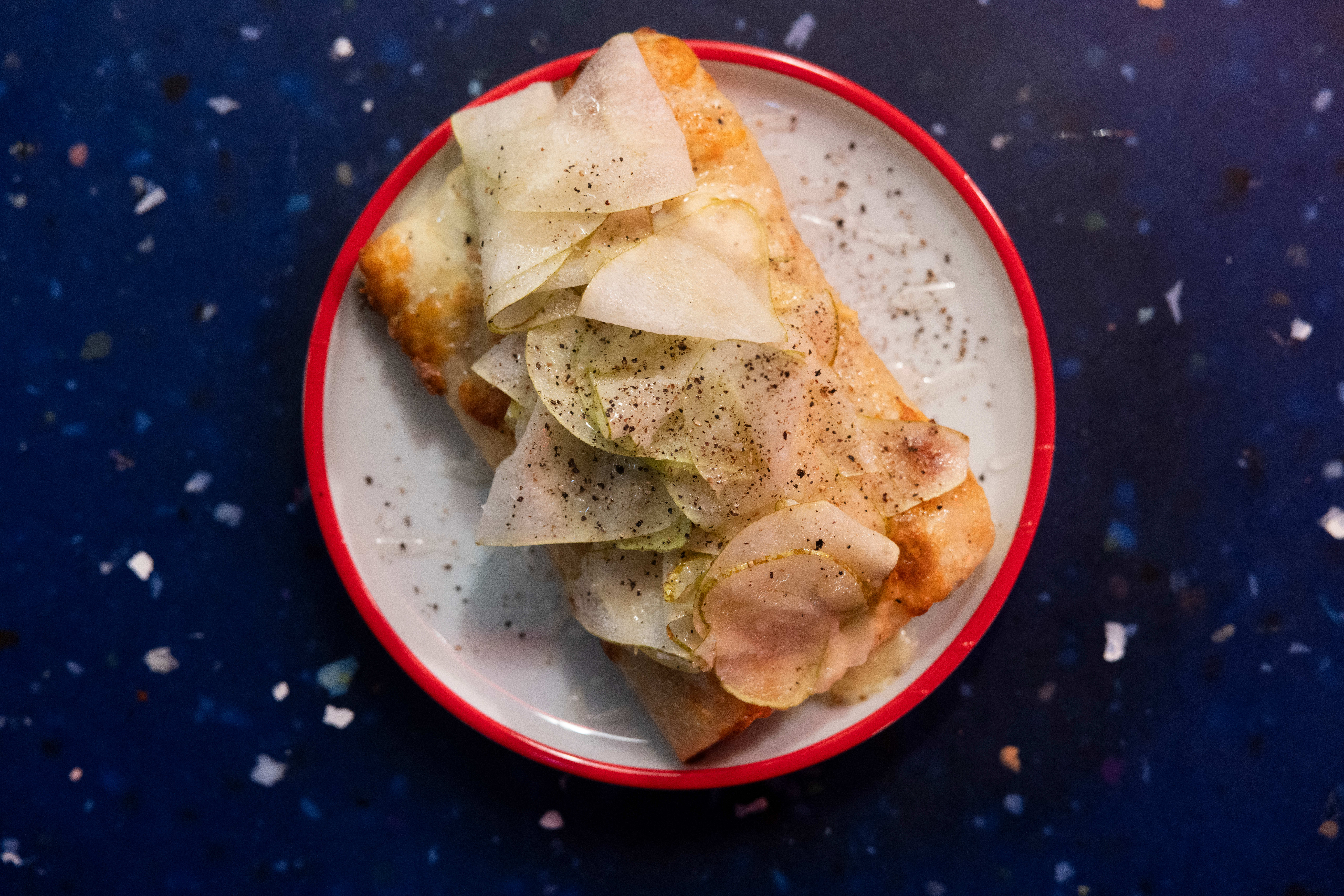 Pizza med ost fra Rueslåtten Ysteri og pære. Nesten en dessert!