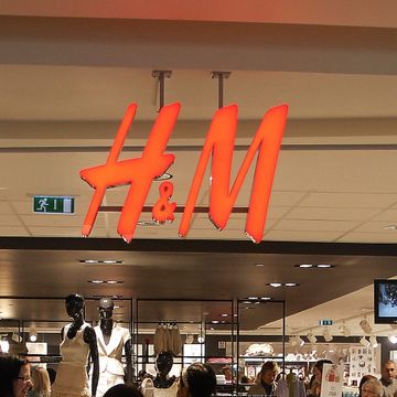 Kriserammede H&M legger ned butikker