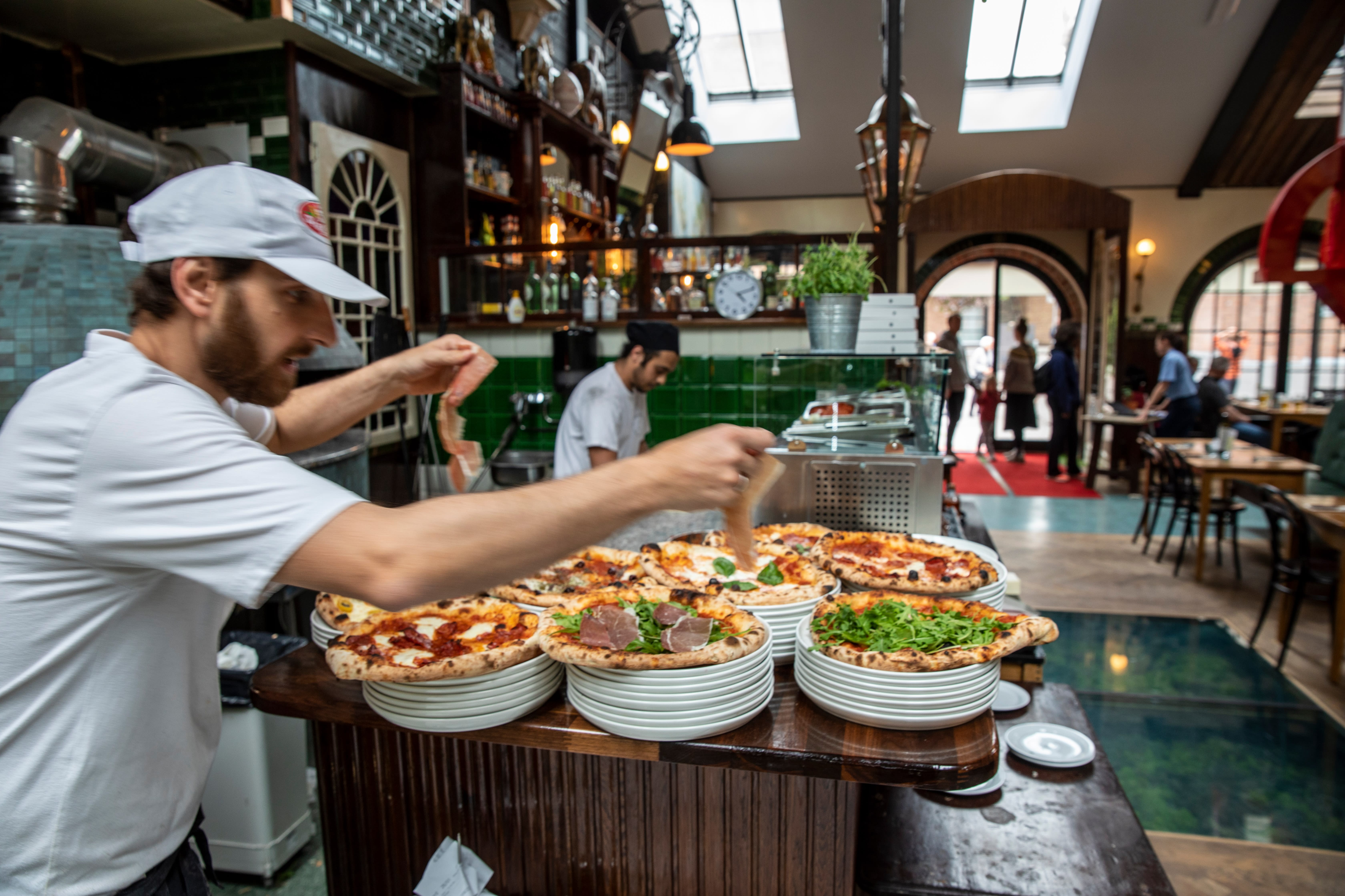 Travelt på kjøkkenet. 