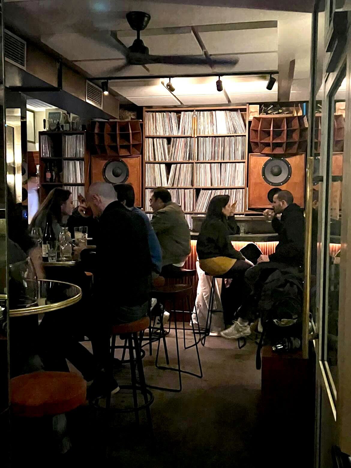 Hos Bambino i Rue Saint-Sébastien har eier Fabien Lombardi brukt mye av sine favorittmaterialer: betong og tre. Stedet er lunt og intimt.