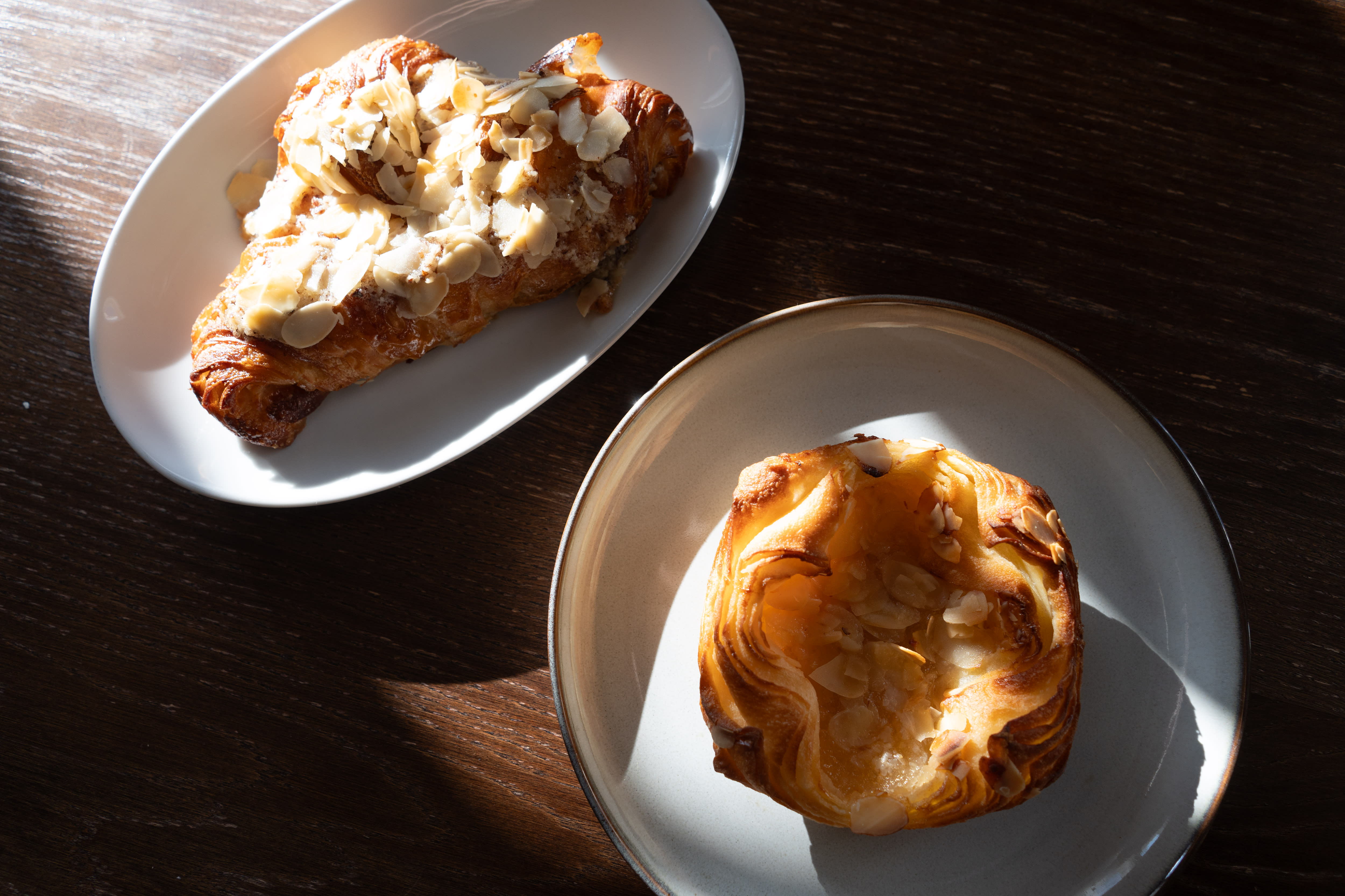 Fabien Chaon står opp midt på natten for å sikre gjestene bakervarer.