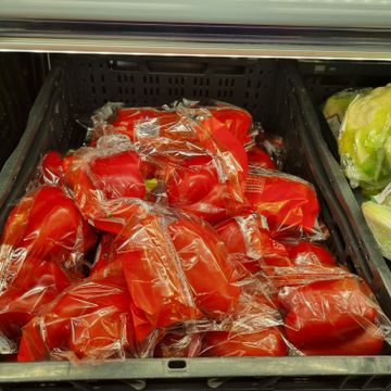 Lei av at alle grønnsaker er pakket i plast? Nå kan det bli slutt på det.