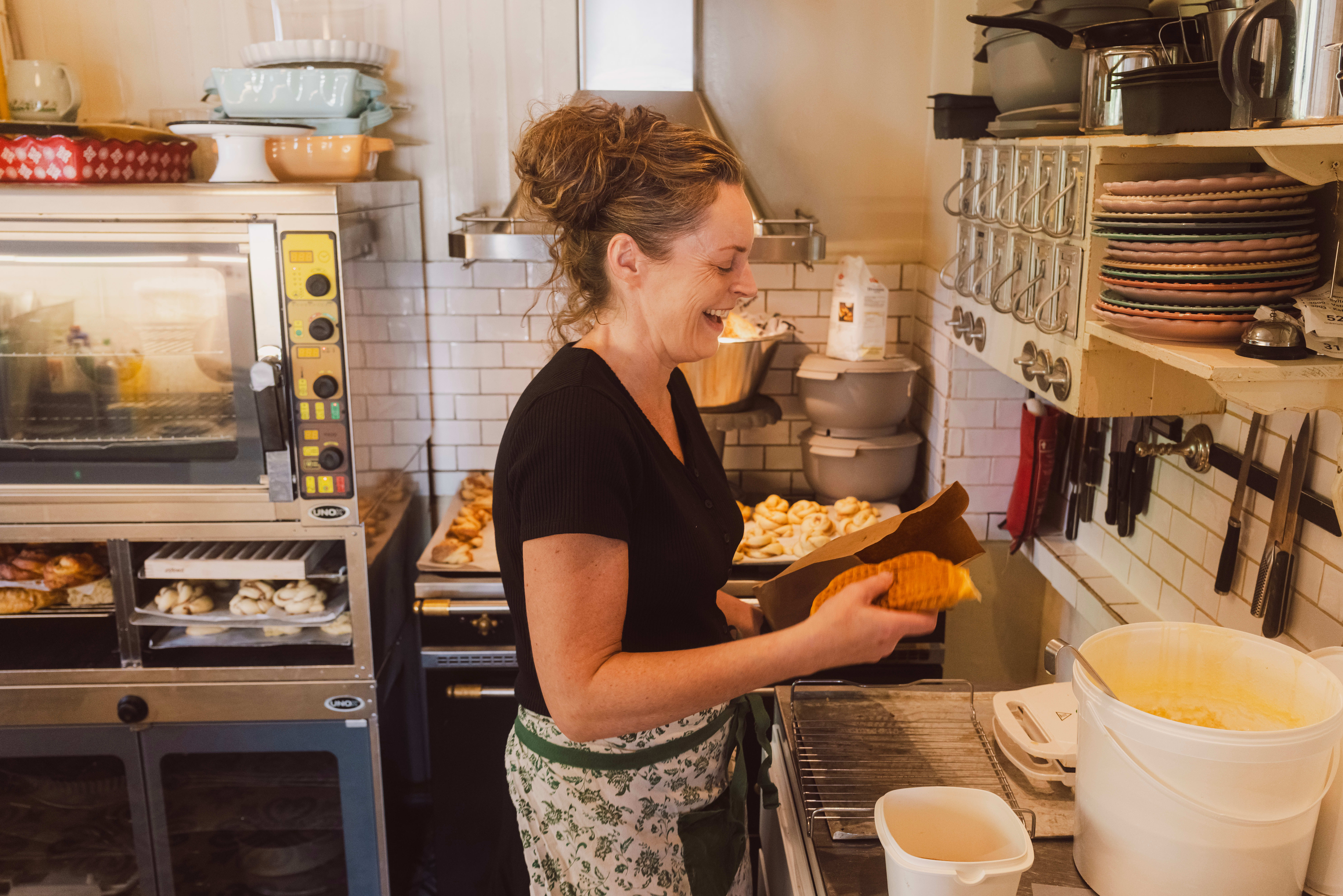 Skovholt bor i kolonialens annen etasje. 