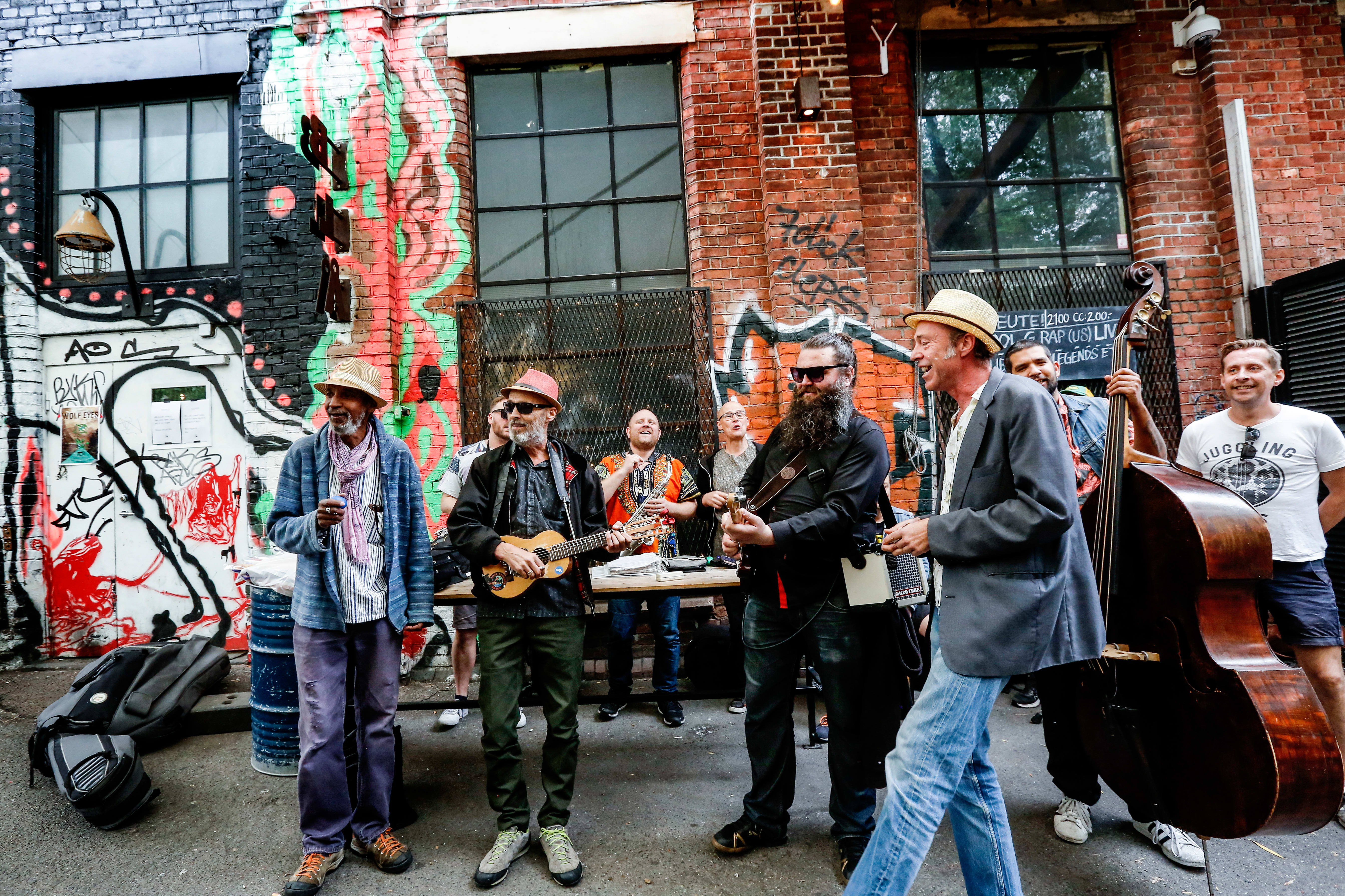 Frank Znort starter som regel med et akustisk sett utenfor Blå på dagen. Før de beveger seg inn til storscenen med et elektrisk sett på kvelden.