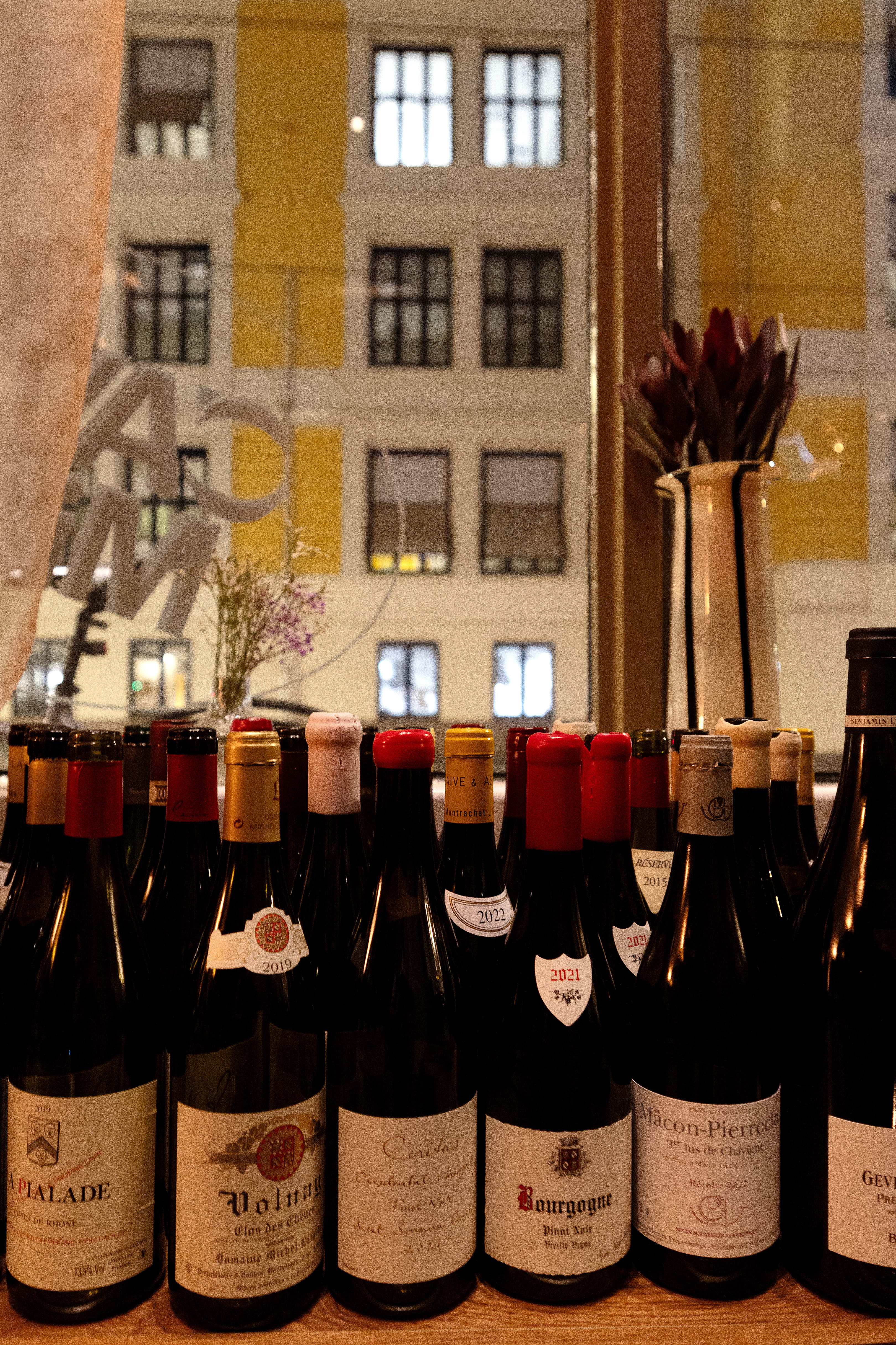 Her er det viner i alle prisklasser. Vinen er også godt priset: vi fant alt fra 2,5 ganger polpris til 0,8 ganger polpris.