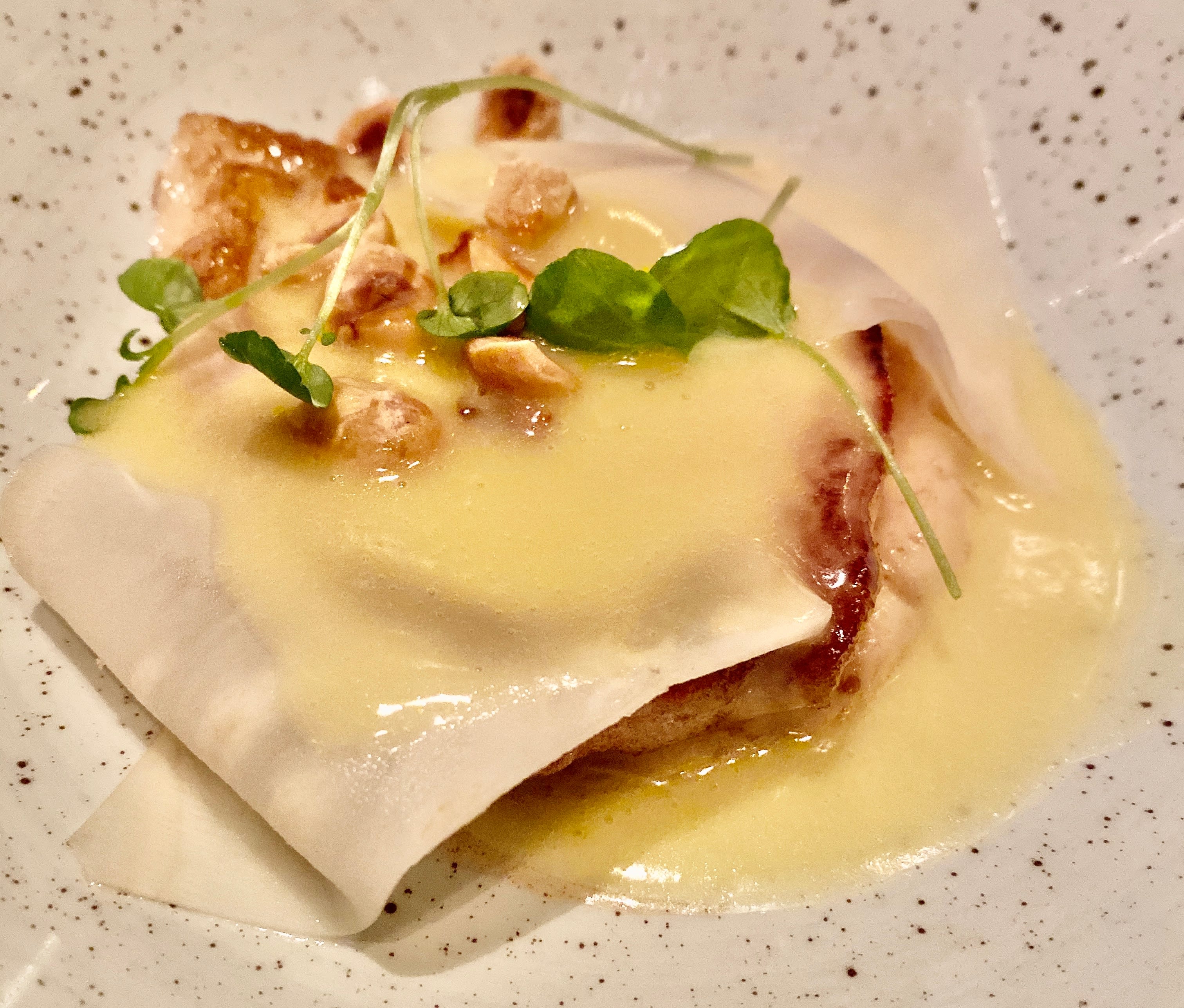 Pannestekt kveite er pakket inn i løvtynn sellerirot. 