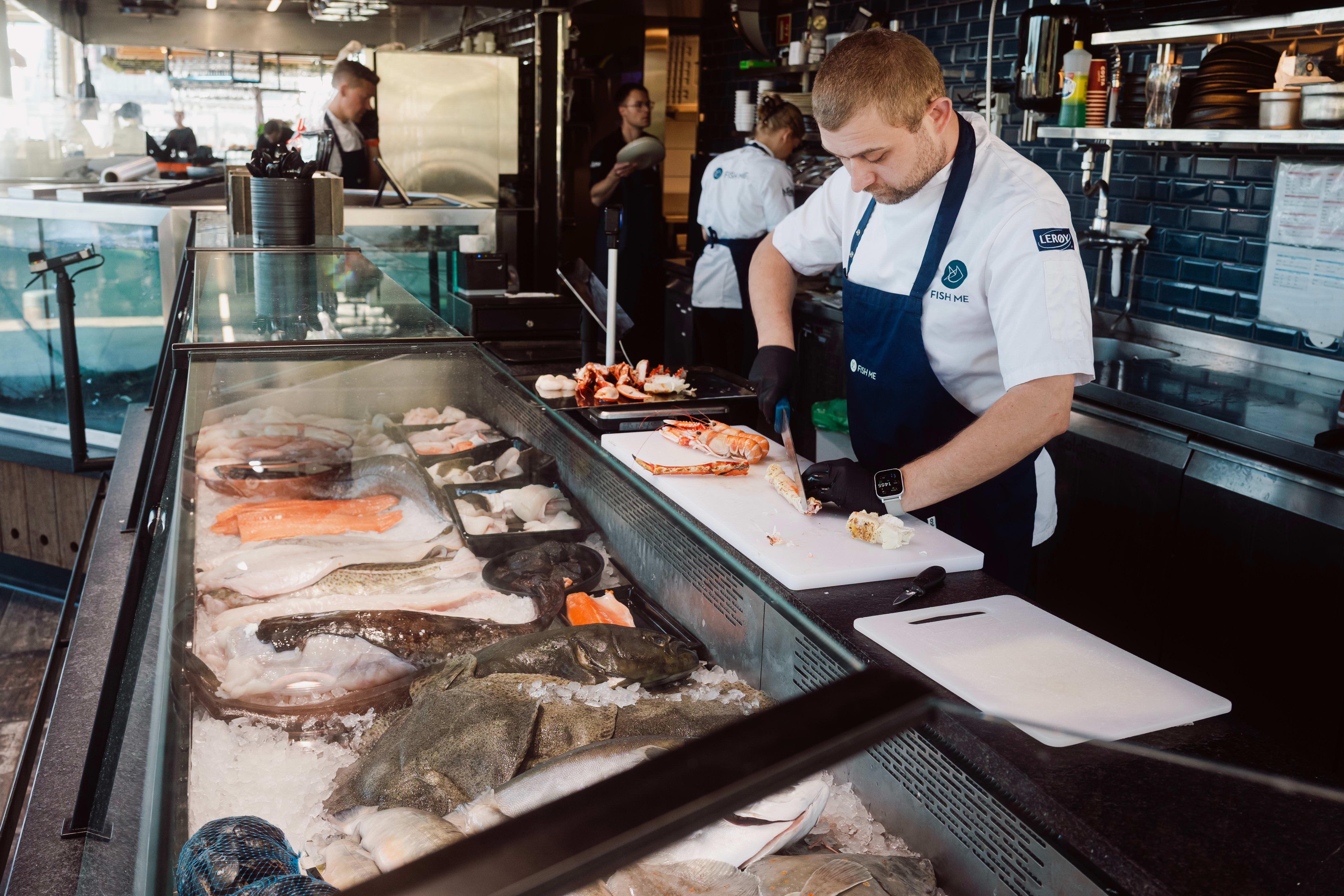 Fish Me har både butikk og restaurant. 