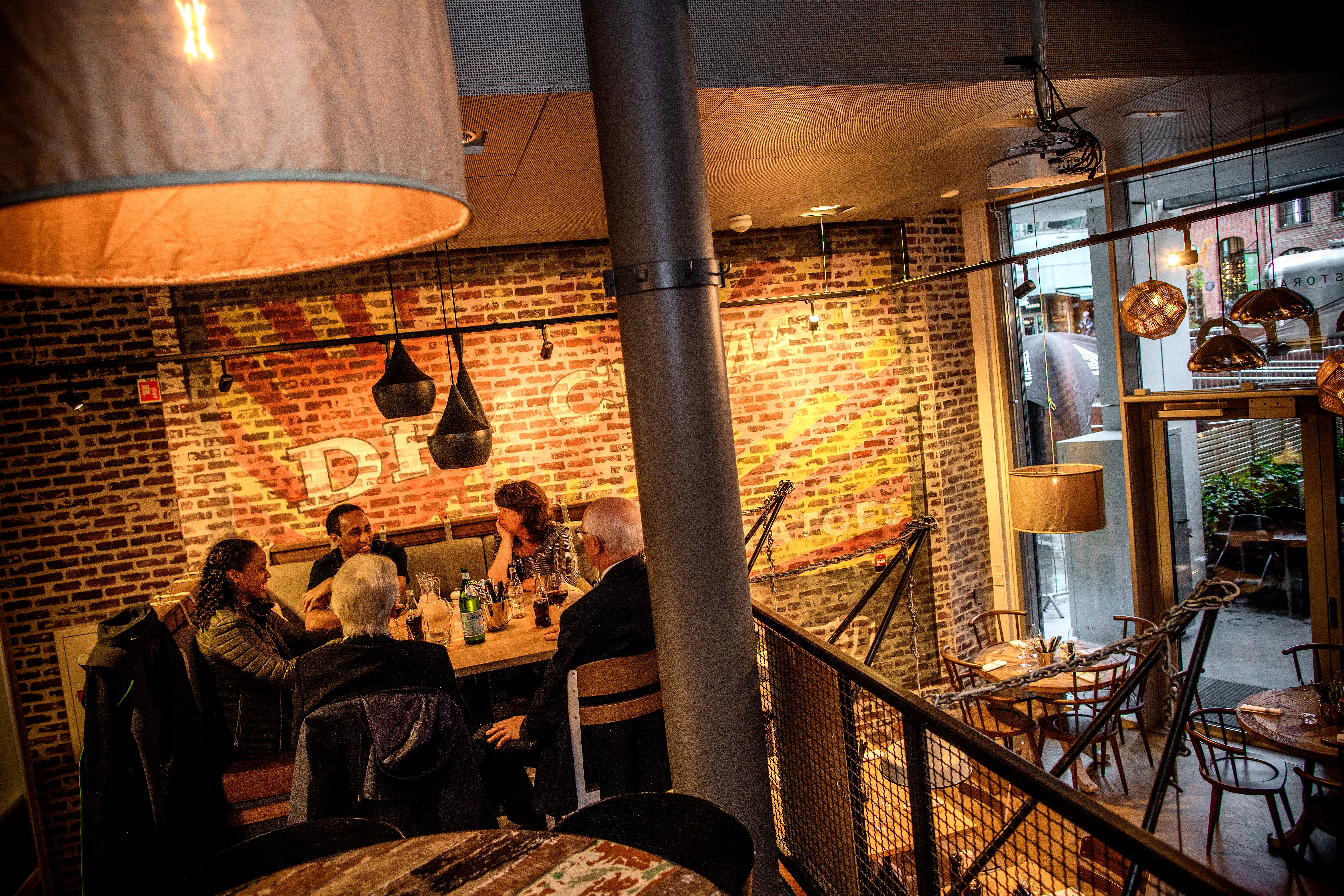 Italienske Ferros lokaler er rustikke og hyggelige, og flere plan og ulike kroker gjør at det ikke virker tomt selv om det ikke er mange gjester. 