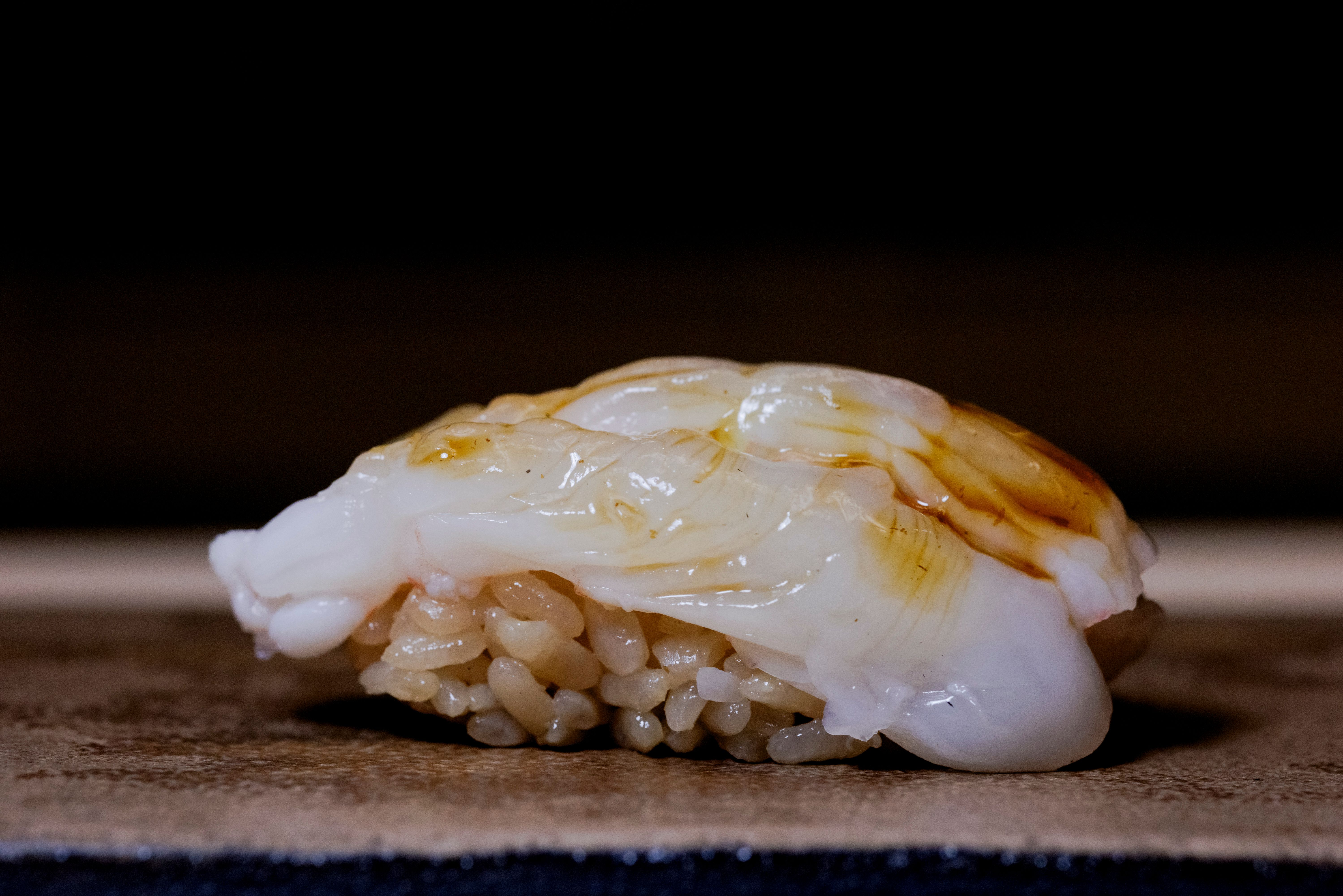 Sjøkreps-nigiri er en av kveldens favoritter.