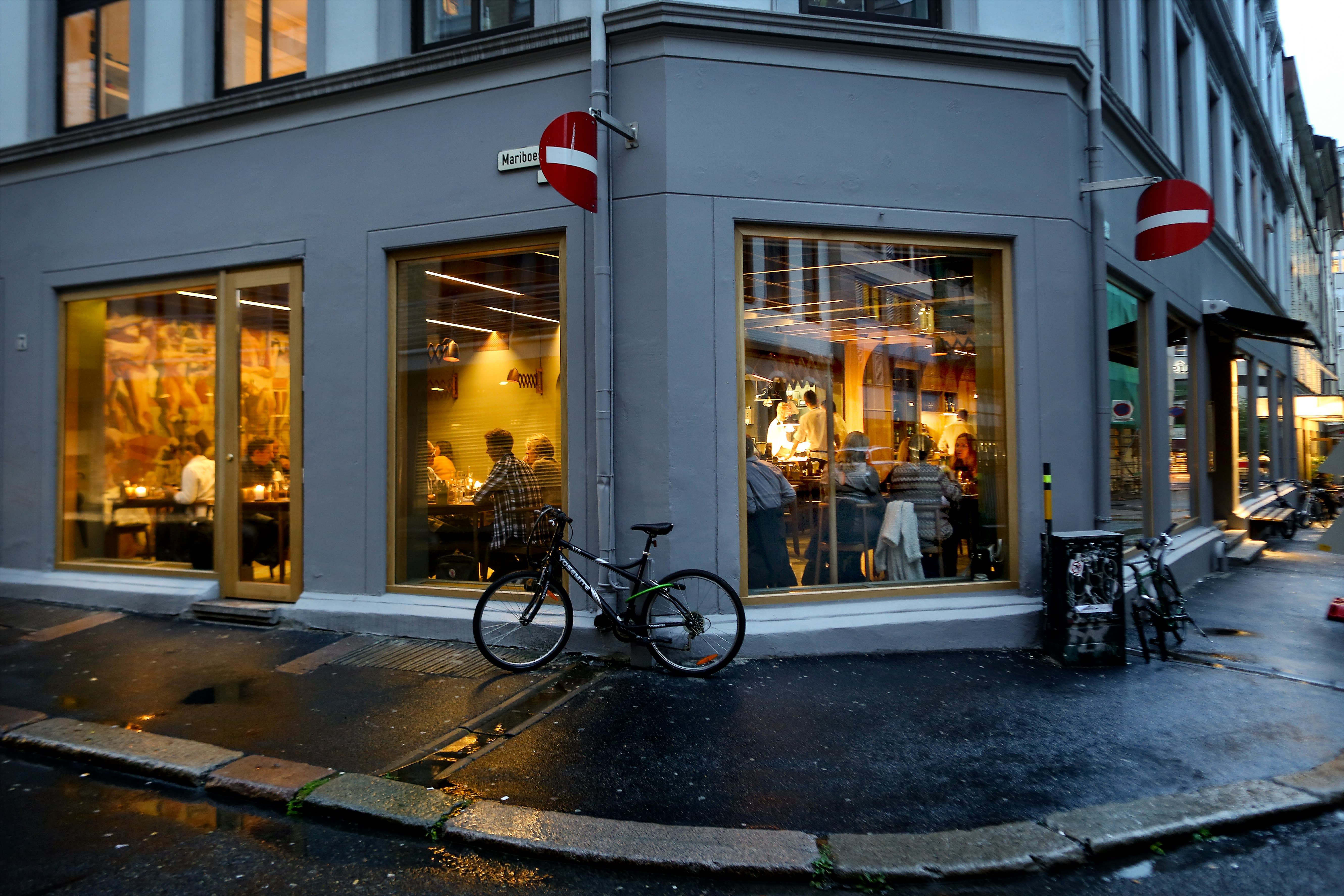 Arakataka lyser opp.