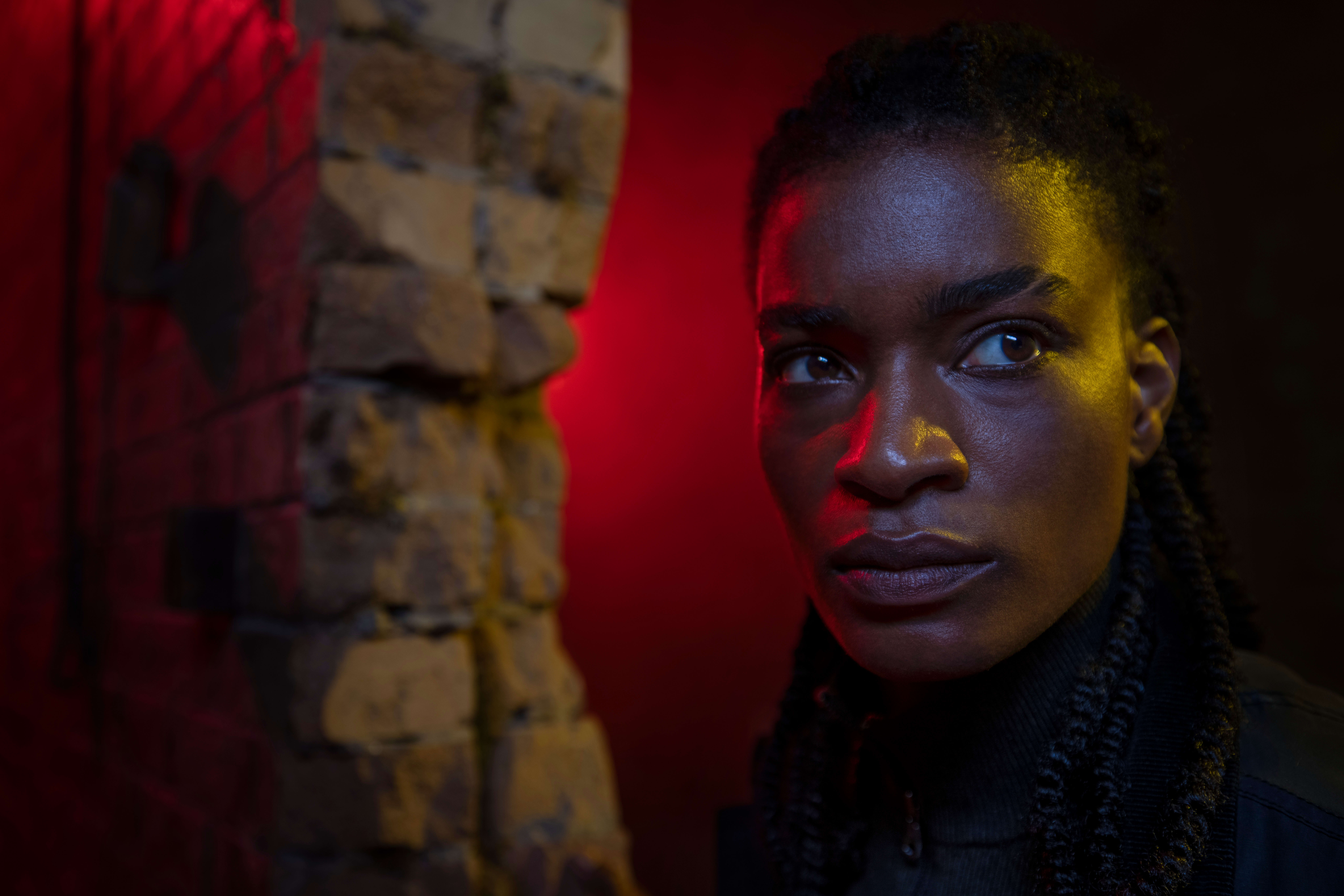 Ashley Romans i rollen som en mystisk agent, løfter serien flerfoldige hakk helt på egen hånd. 