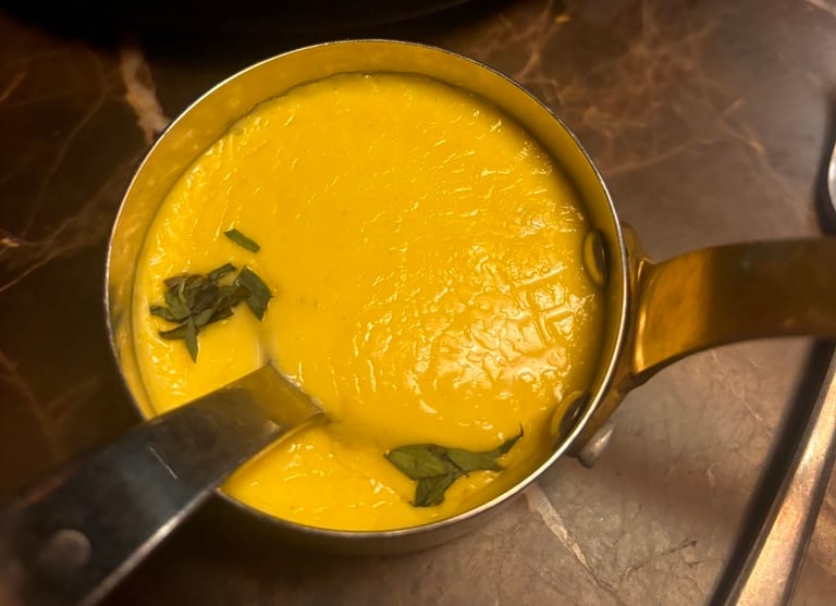 Når sausen ser slik ut, er det klart vi rynker på béarnaisen. 