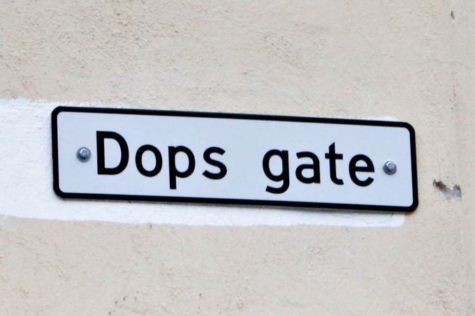 Dops gate, Sexes gate og Våghalsen. Dette kan du finne på i gatene med gøyale navn.