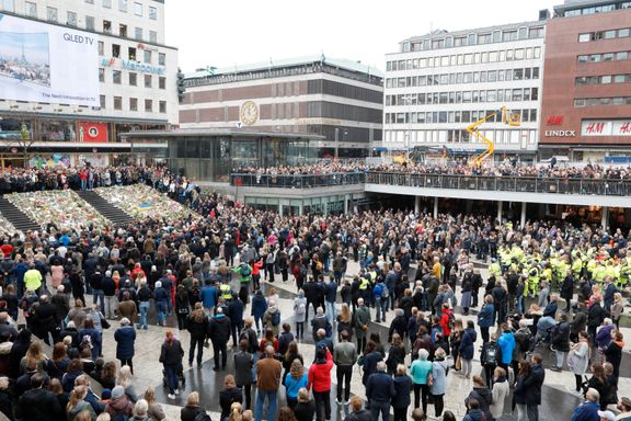 Stockholm sto stille i ett minutt for å hedre terrorofrene