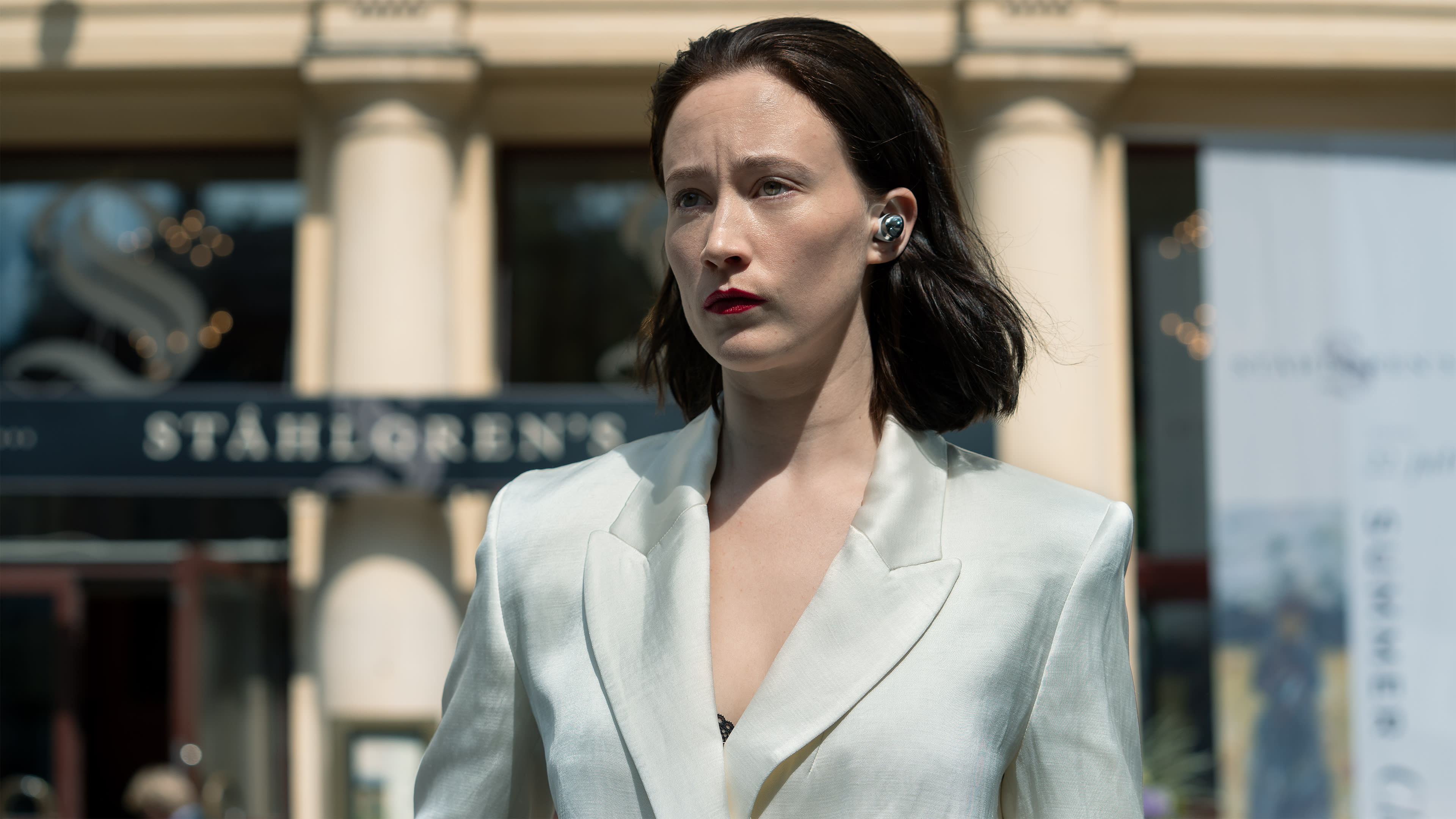 Sannah Nedergård spiller Emma Haka. Hun skal infiltrere det svenske kunstauksjonsmarkedet. 