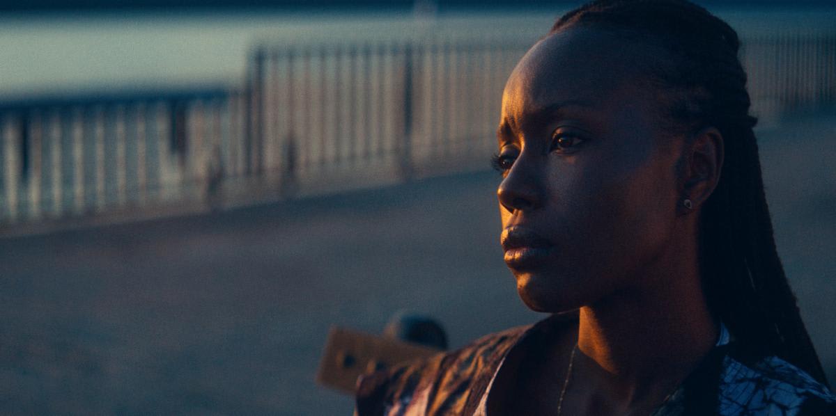 Aisha (Anna Diop) har nettopp ankommet New York fra Senegal for å jobbe som barnepike.
