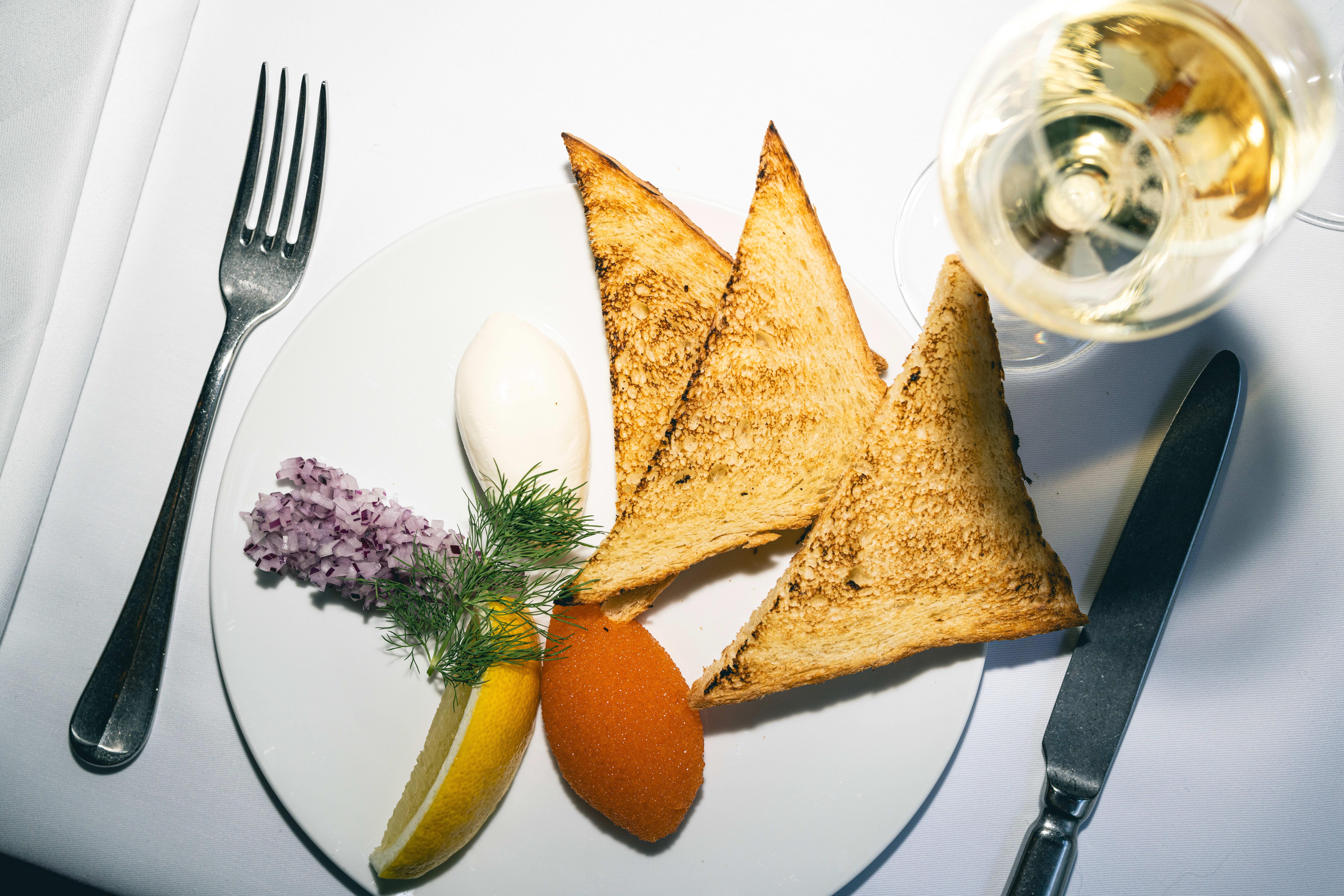 Men er ikke løyrom veldig dyrt, da? Jo, men restauranter betaler under 2000 kroner kiloen. En spiseskje løyrom koster dem rundt 100 kroner. Til sammenligning selges Arakatakas spagetti med (langt mer) løyrom til 295. 