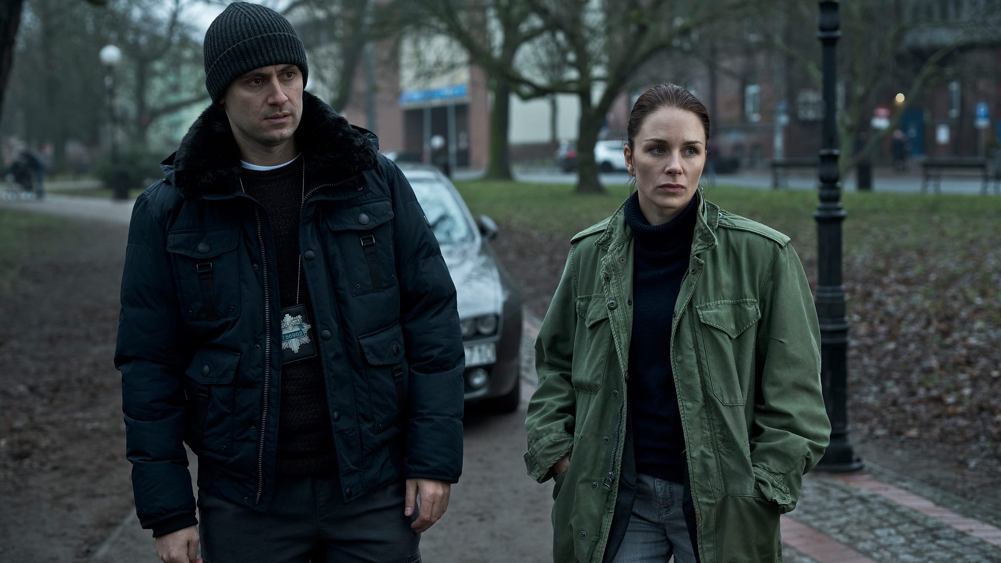 Katarzyna Zawieja (Katarzyna Wajda) og kollega Krzysztof Trepa (Bartlomiej Kotschedoff).