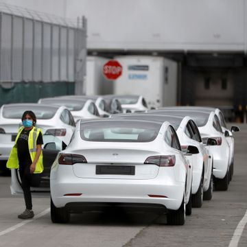 Tesla tilbakekaller over 360.000 biler