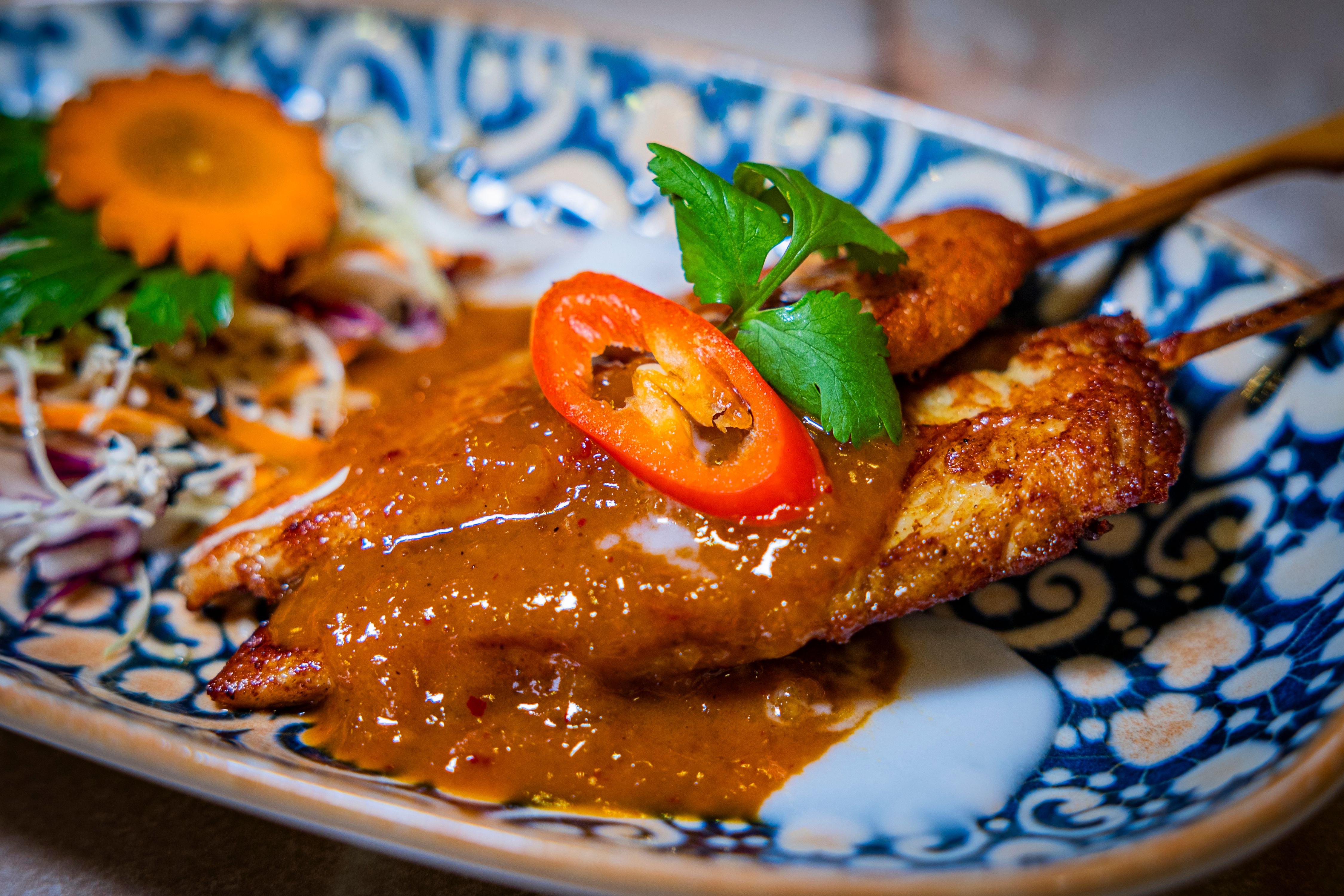 Saftige kyllingspyd med peanøttsaus. 