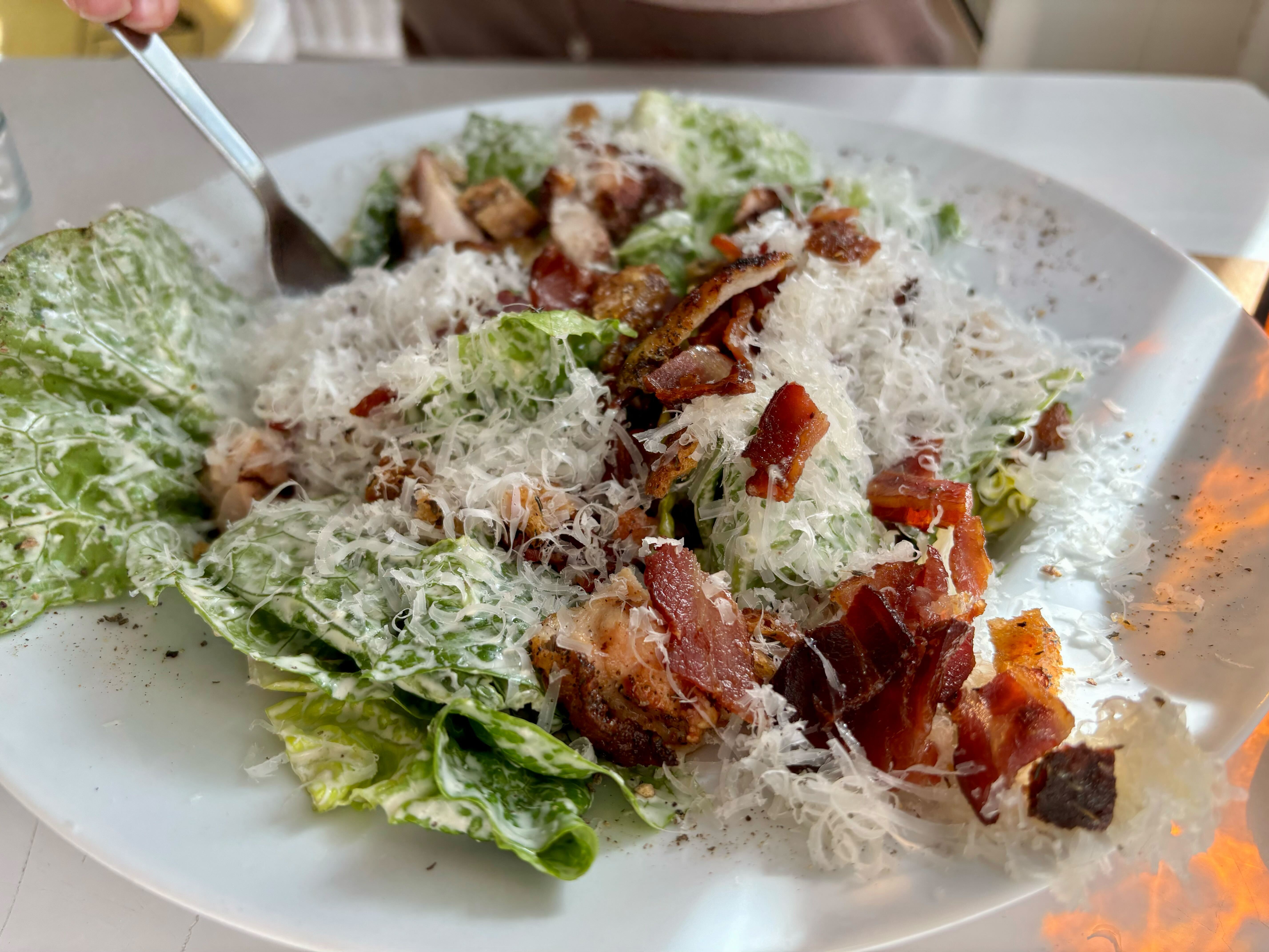 Det er raust med knasende sprø baconbiter og revet parmesan. 