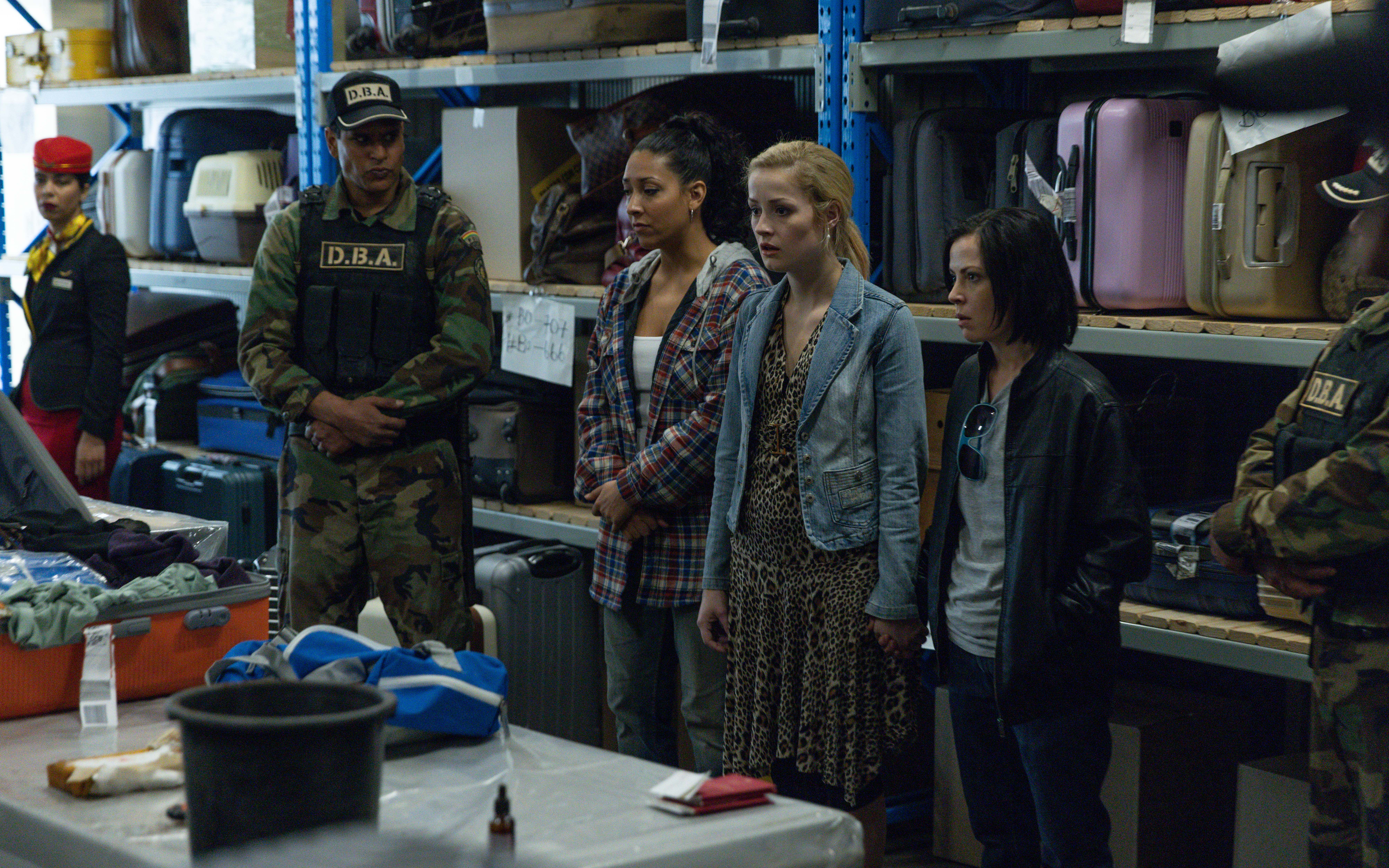 Venninnne blir arrestert på flyplassen. 