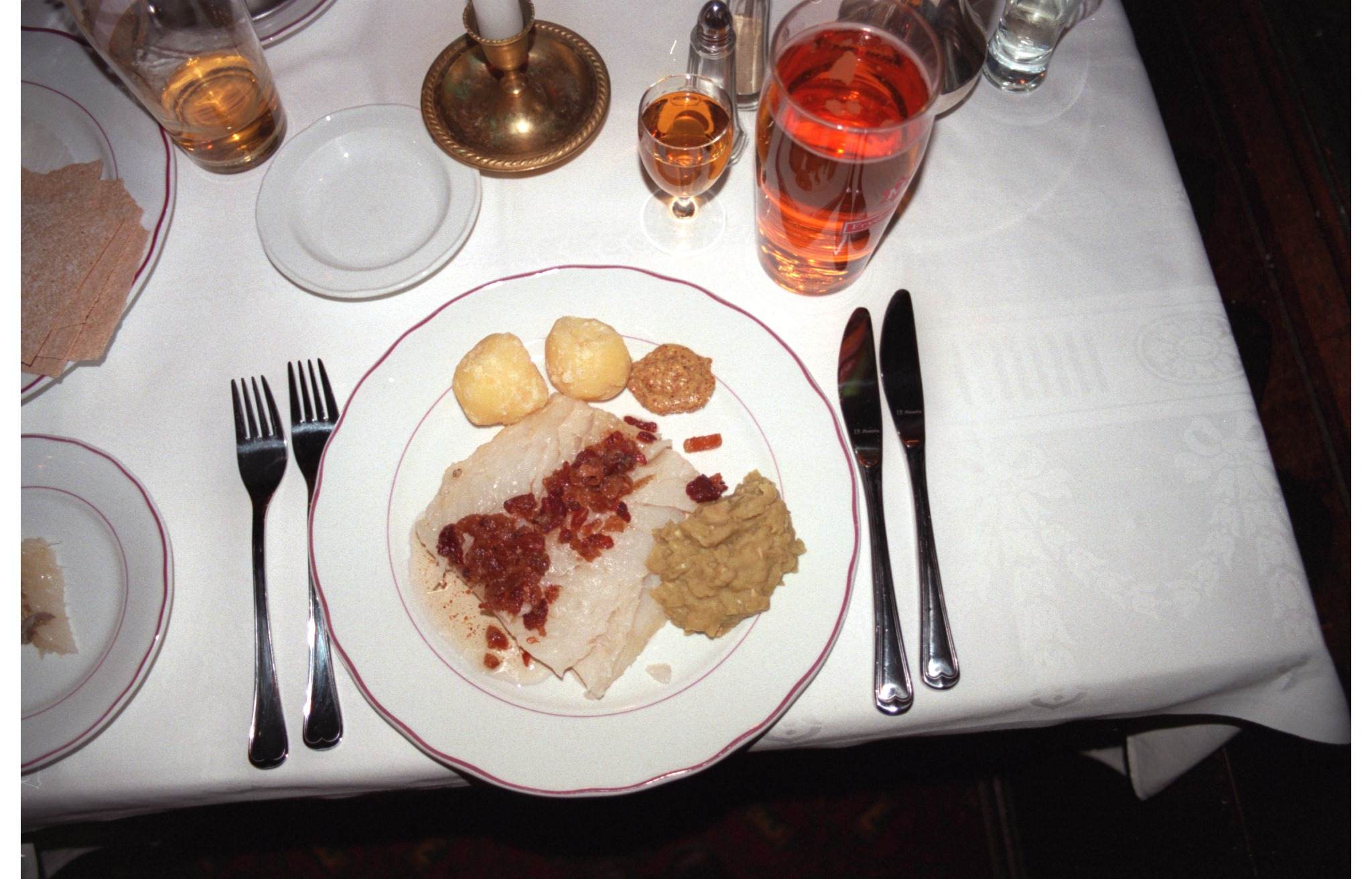 En porsjon lutefisk på byens eldste serveringssted i 1997. 