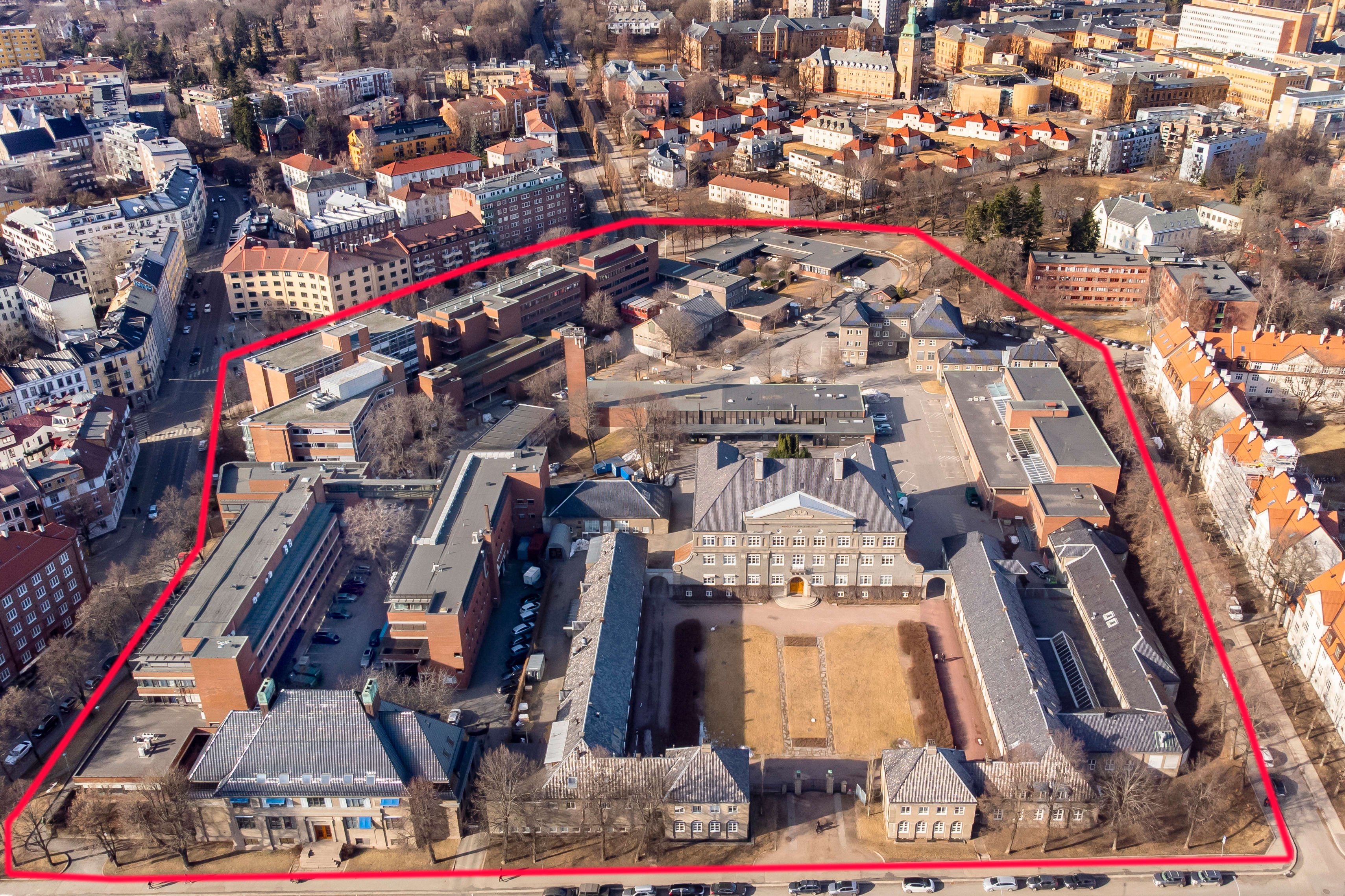 Den røde ringen markerer hele området som er under utvikling. Restauranten med uteservering skal ligge på hjørnet nede til venstre i bildet.