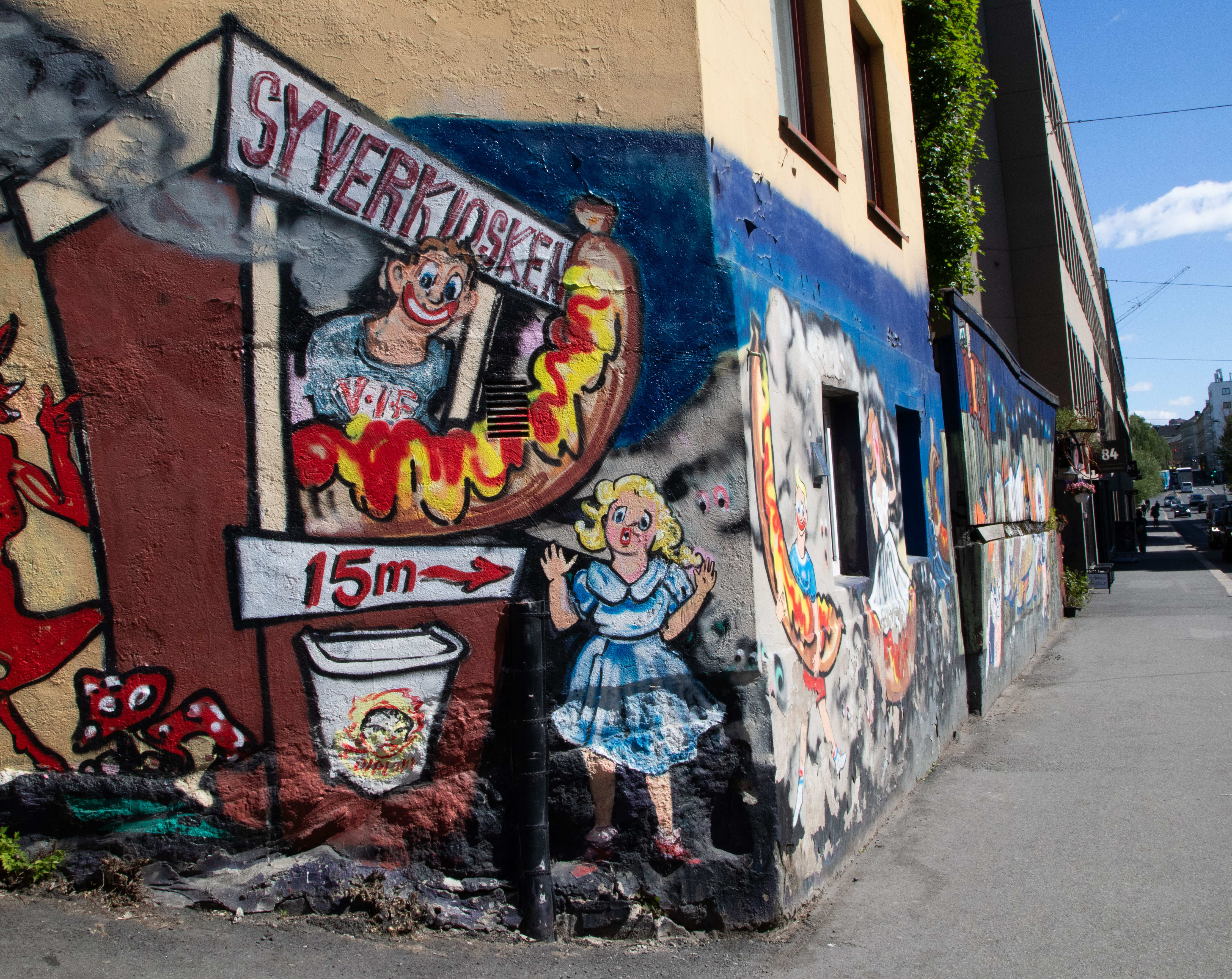 Kjenner du igjen motivet på veggen? – Her er hele familien min, tegnet inn bortover veggen, sier Dahlbo.