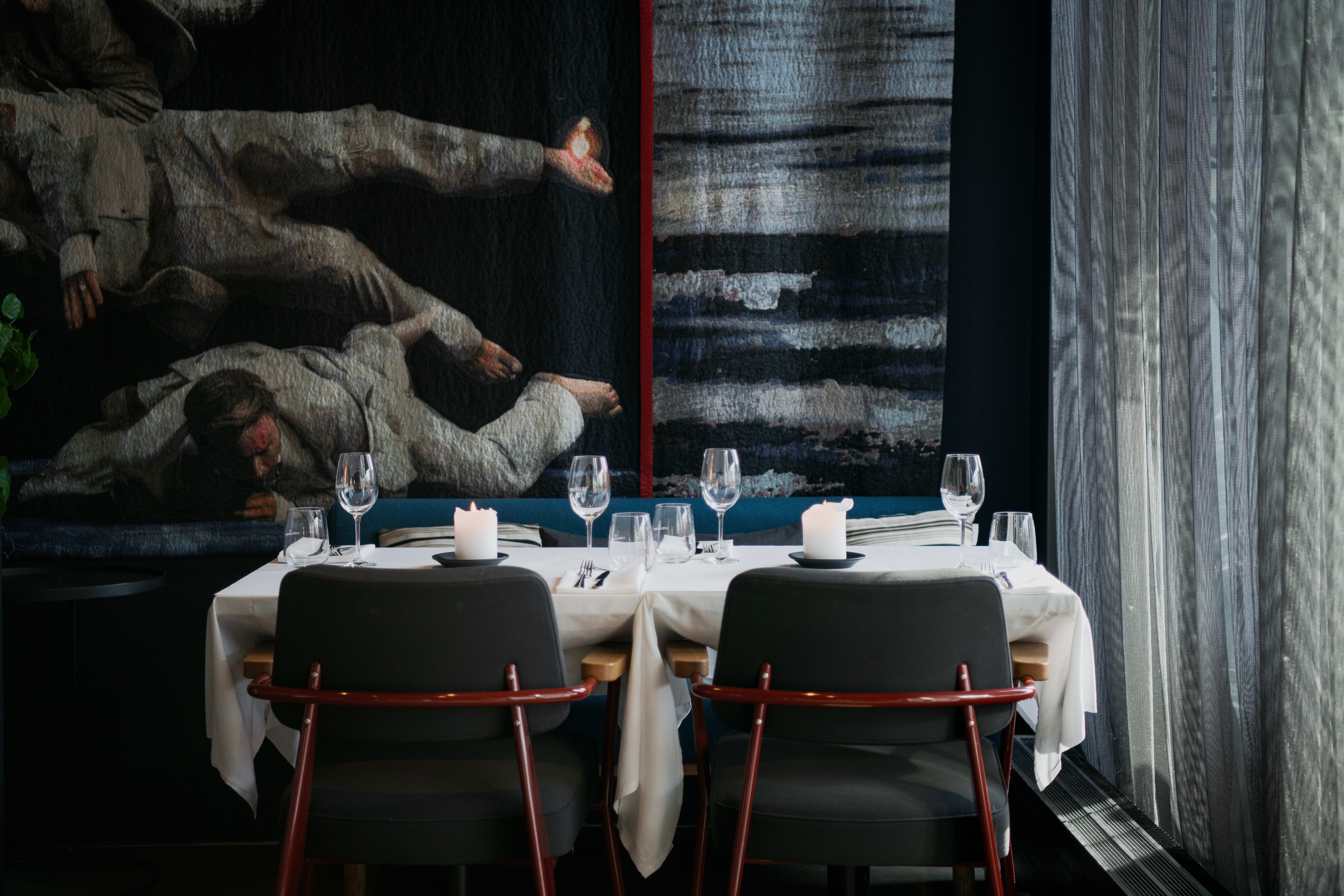 Mye fin kunst i lokalet. 