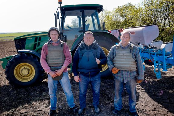 Når russerne angriper, søker gårdsarbeideren Oleksandr tilflukt under traktoren sin