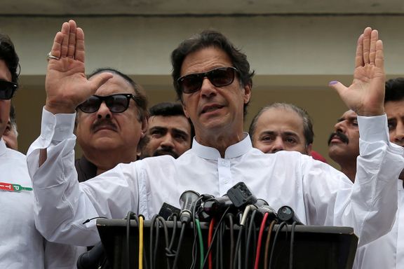 Imran Khan erklærer seg selv som vinner av valget i Pakistan 