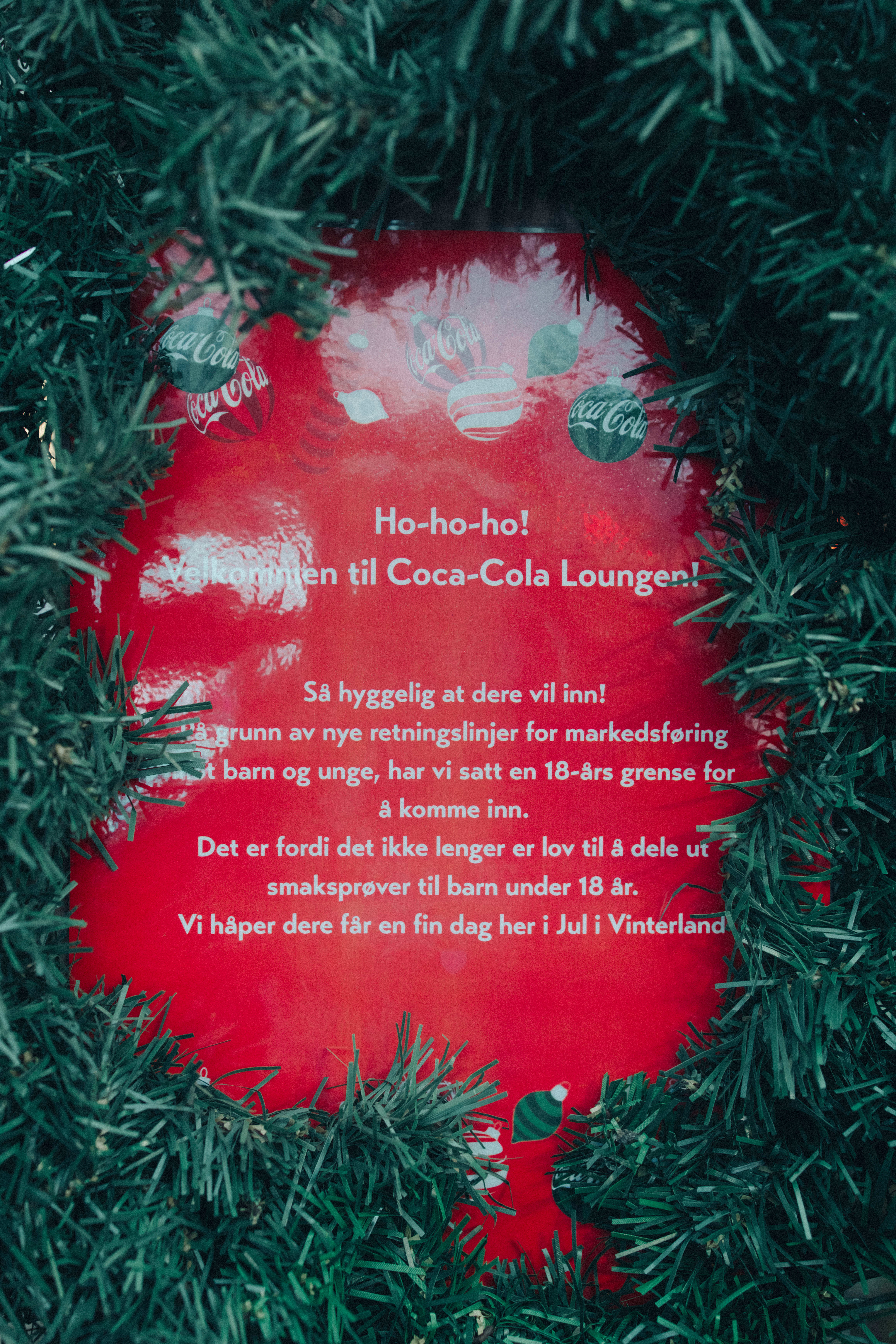 Ho, ho, ho! Bare voksne liker lykkehjul med Coca-Cola-premier. 