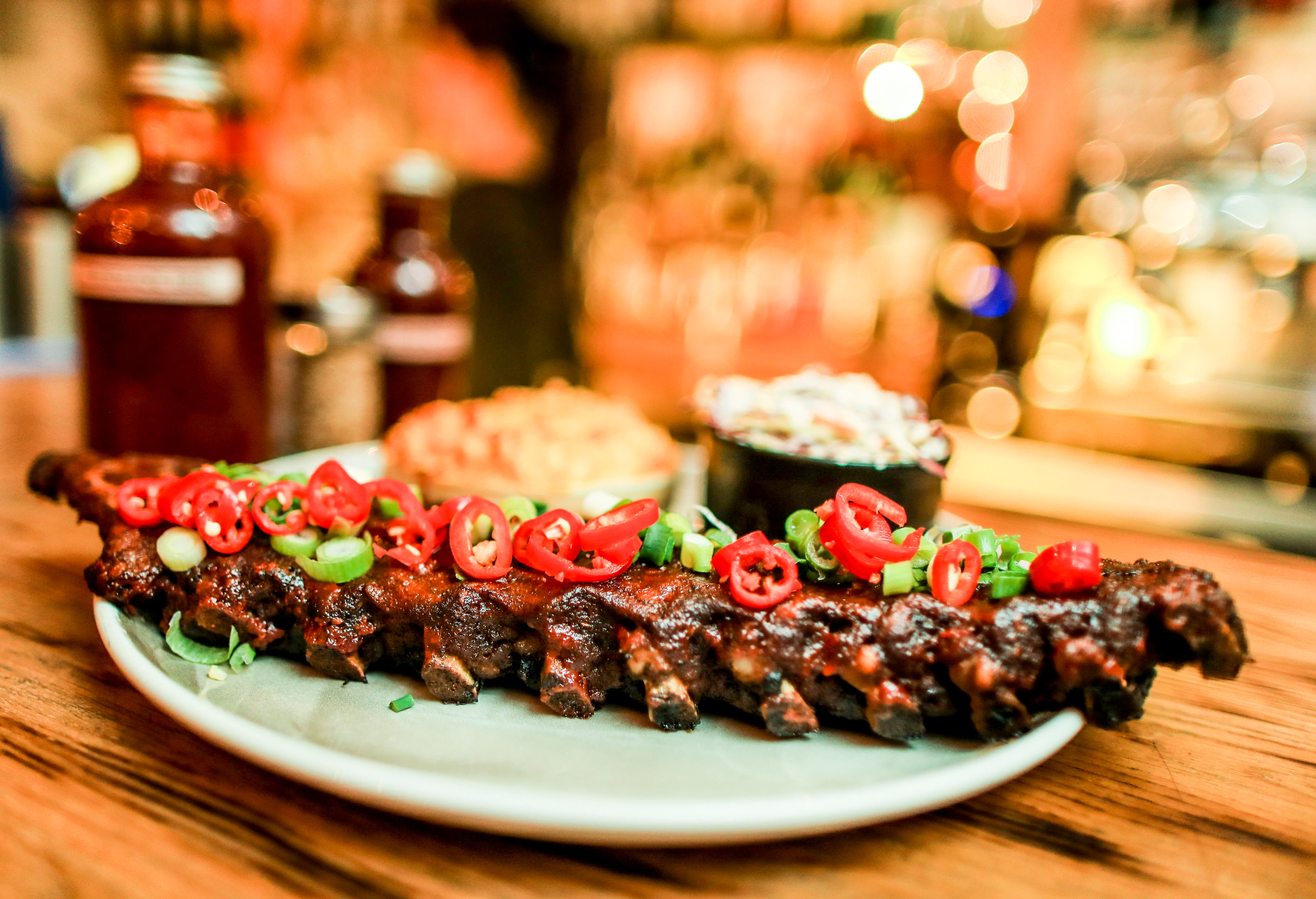 Pork Ribs med mac’n’cheese og coleslaw er mer enn nok for en person. 