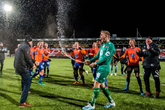 Aalesund rykket opp til eliteserien foran 50 tilskuere: – Merkelig og underlig setting