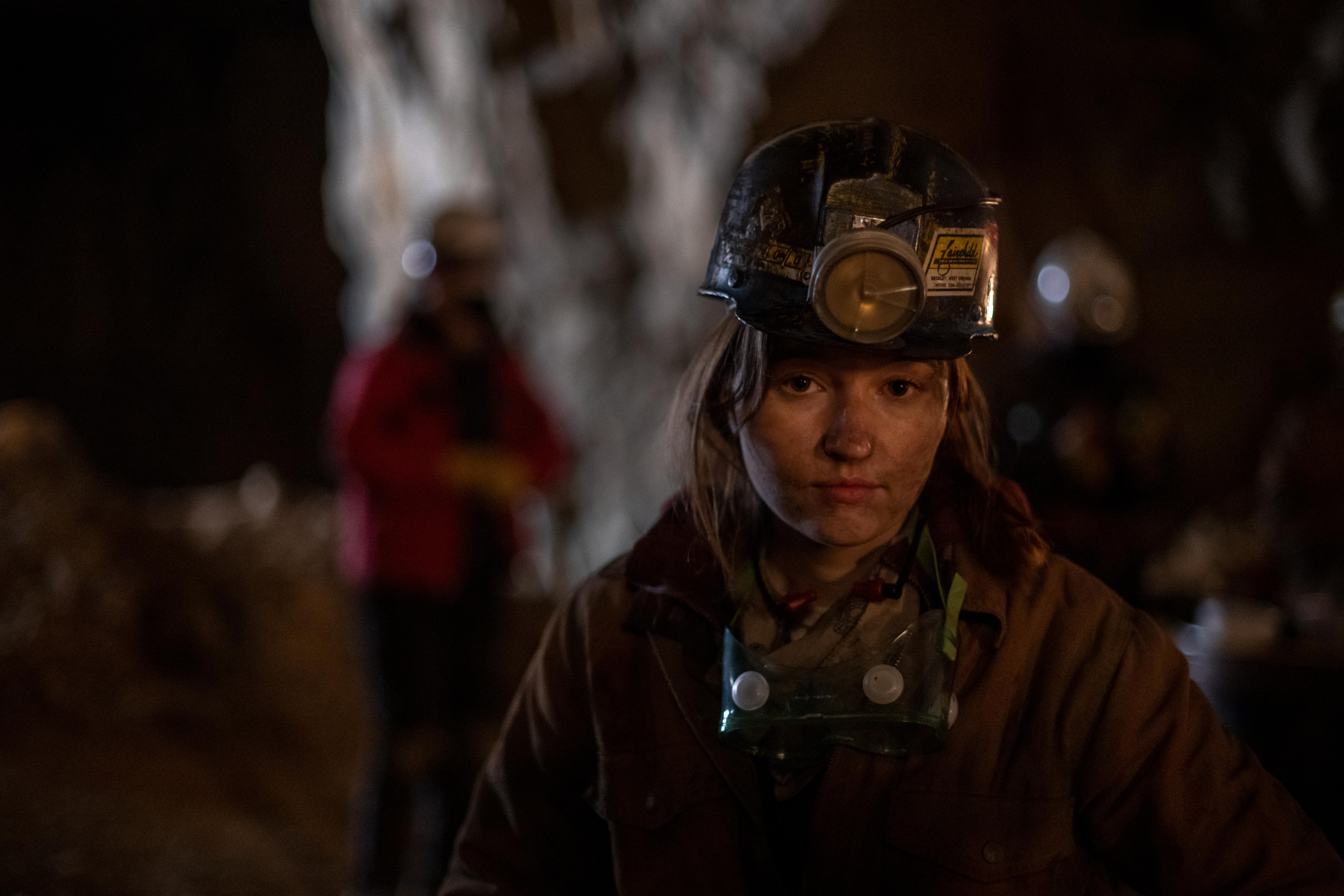 Kaitlyn Dever er gruvearbeideren Betsy Mallum i «Dopesick». Hun blir avhengig av OxyContin etter en ulykke på jobb. 