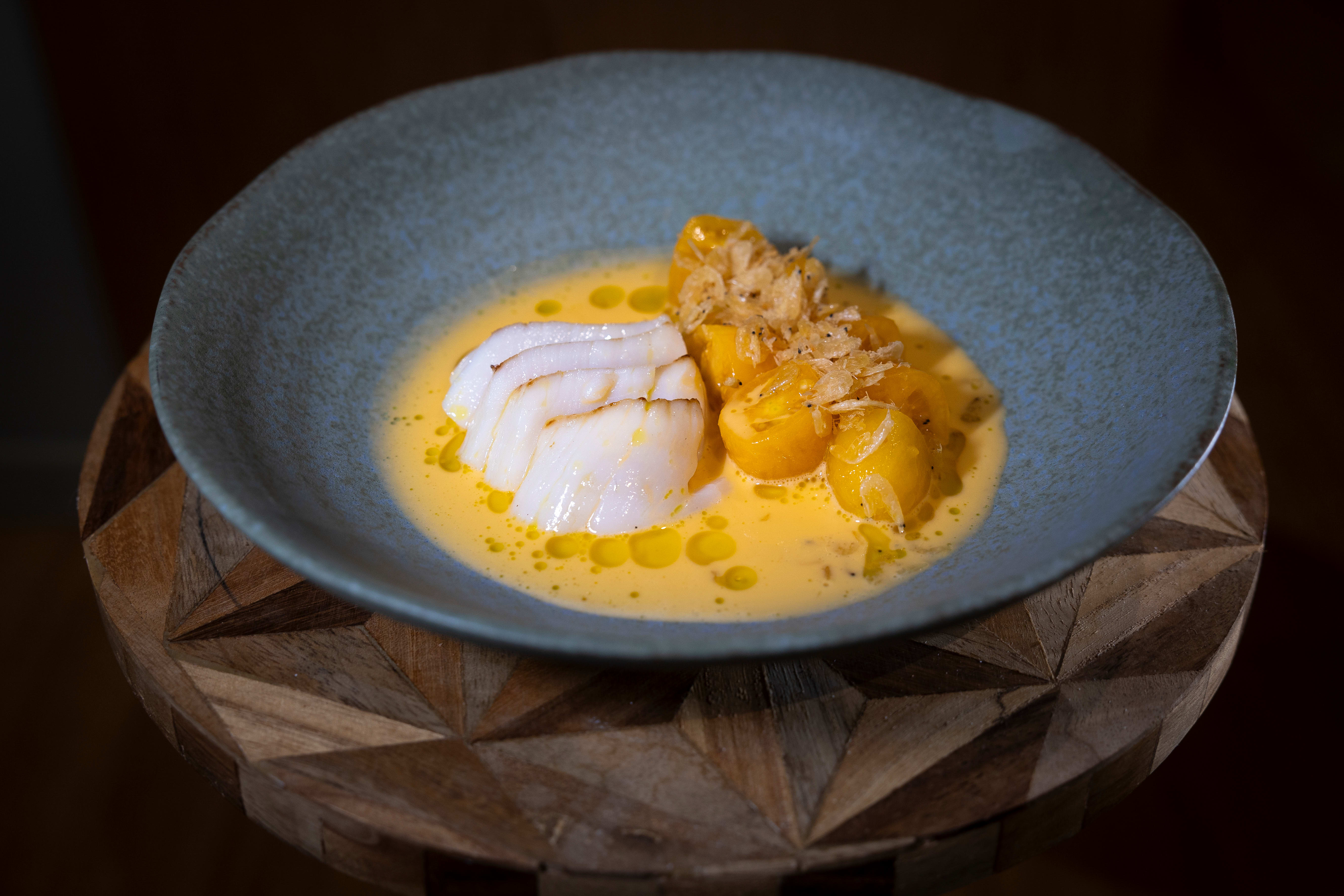 Perfekt match: grillet kamskjell og perletomater.