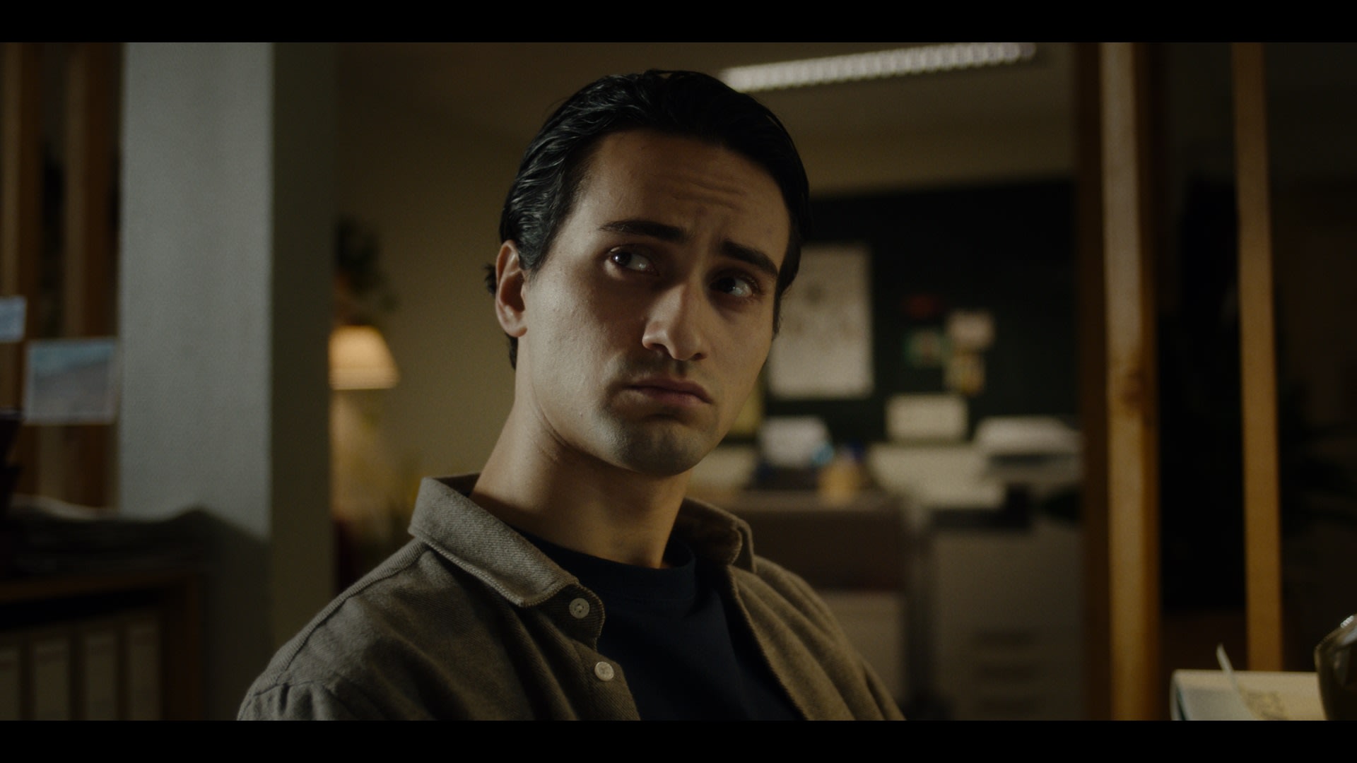 Journalisten (Cengiz Al) i lokalavisen hisser opp stemningen i bygda. 