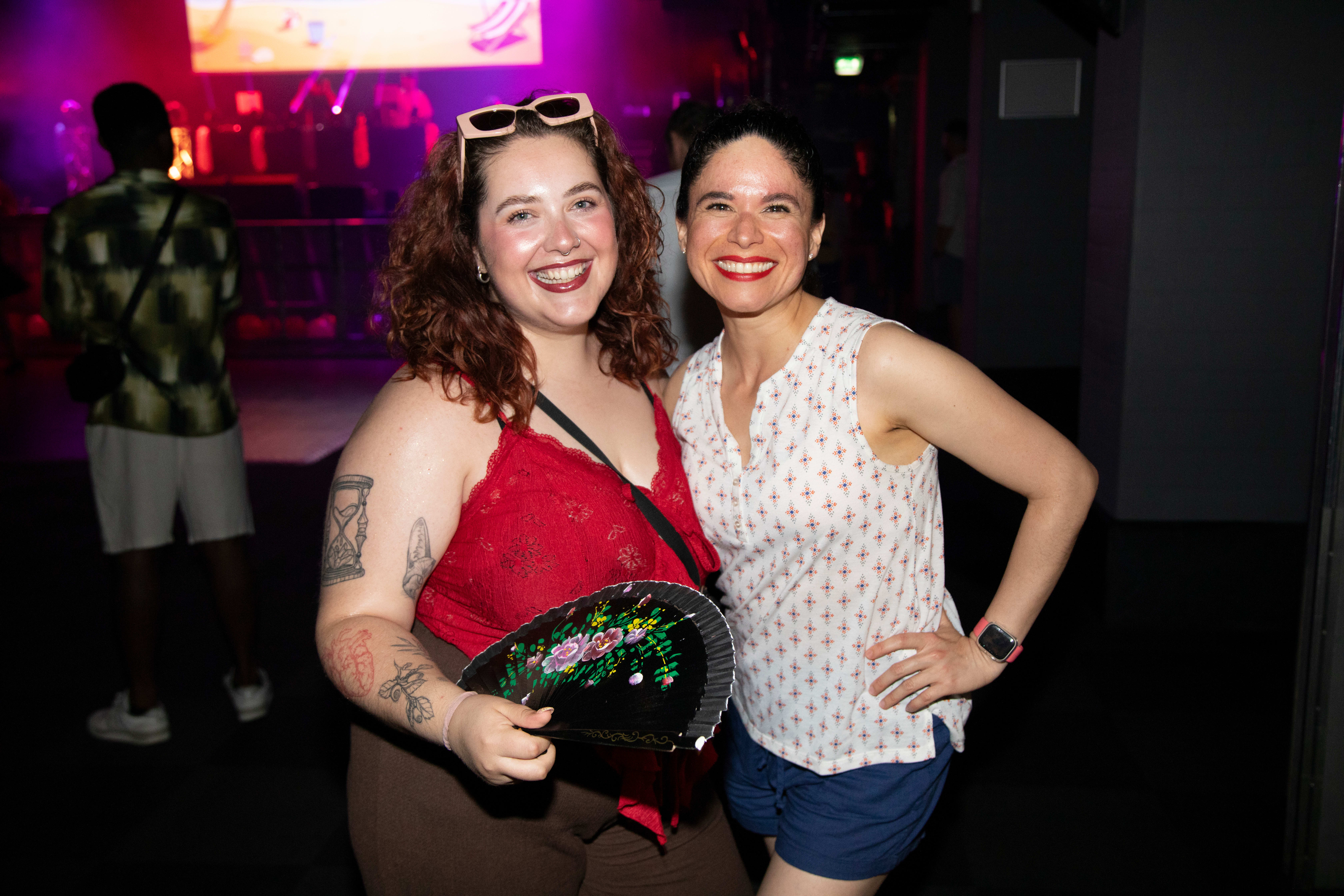 Alba Rubinart Elva Novoa (til venstre) har dratt fra Moss for å delta på kveldens arrangement.