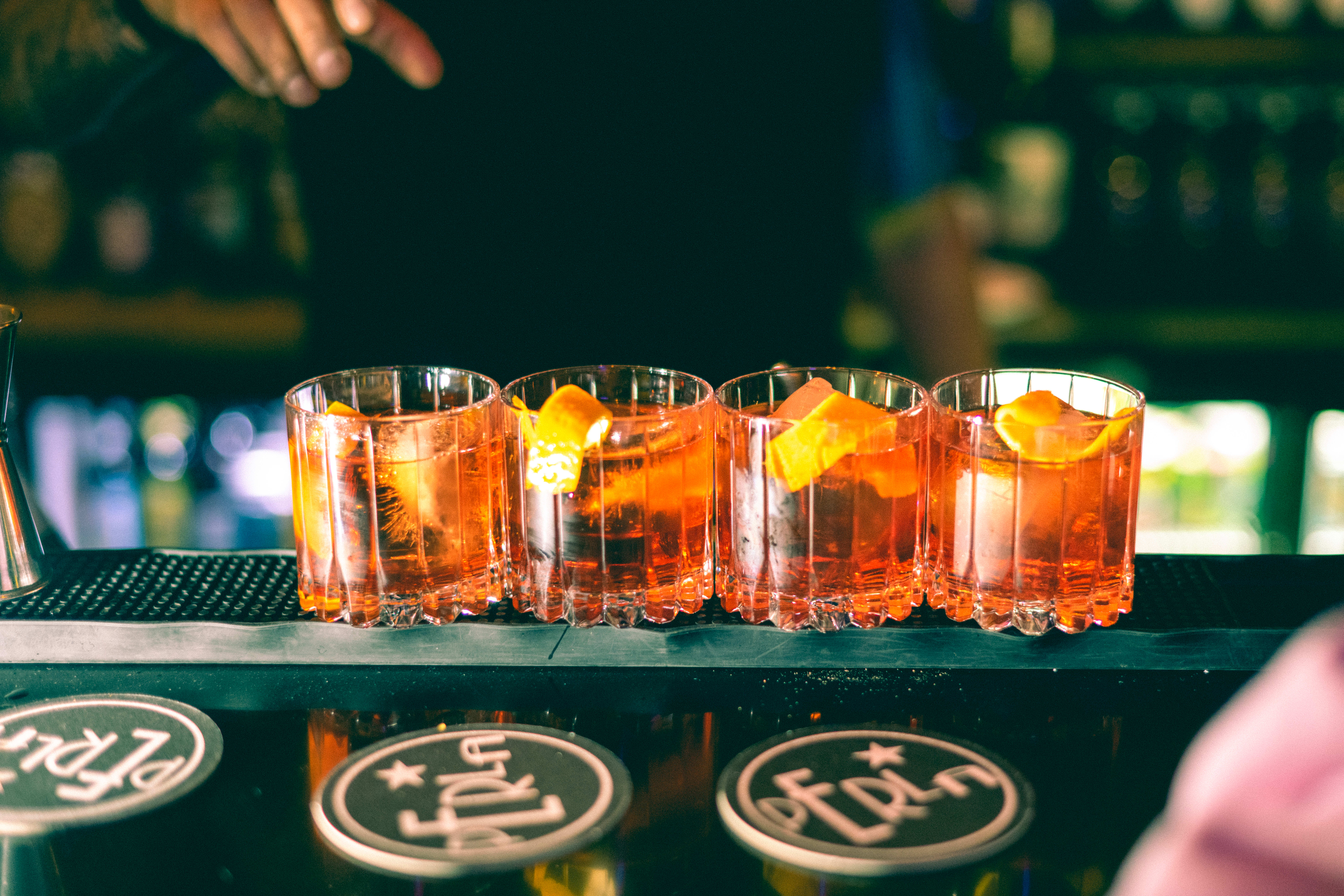 Bartenderen anbefaler guttene Mezcal Negroni, som de takker ja til. I tillegg kjøper de en shot Mezcal La Medida Espadin. 